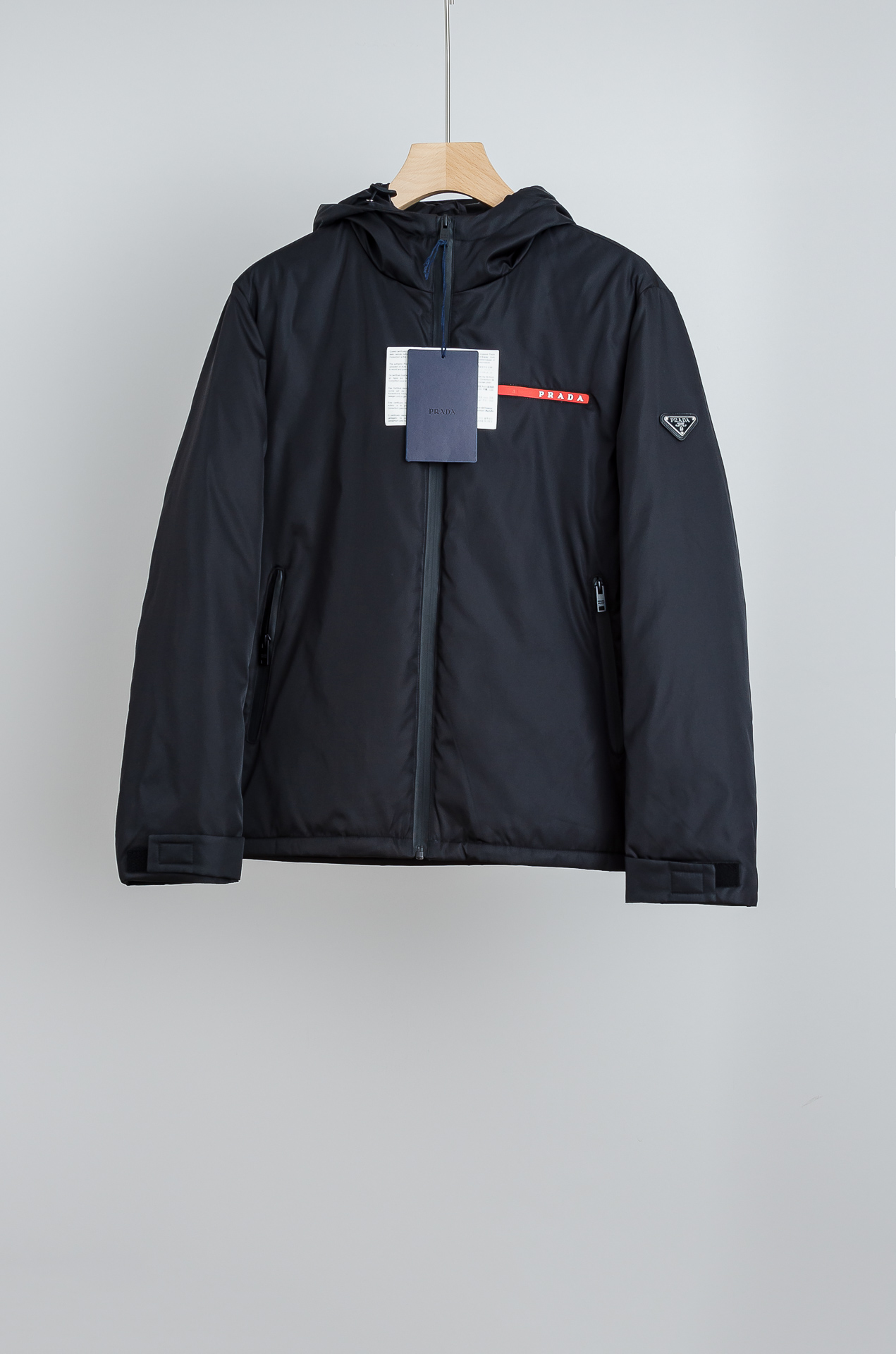 NO:703343,PRA#DA 5 26 FW Men's Urban Casual Outdoor Down Jacket #PRADA Linea Rossa technical fabric, hooded design, highly recognizable brand logo on the chest, perfect details on the cuffs and hem. Fabric fiber selected: polyester fiber (lining nylon, filling: 90 white duck down 10 feathers), the surface of the fabric is smooth and comfortable, and the windproof effect is significant. The interior is filled with high-quality European standard goose down, which is an excellent thermal insulation material. It has full velvet, high fluffiness, and excellent thermal insulation performance. It can effectively block the cold air. Invasion allows you to feel the warmth like spring in the cold winter. It uses waterproof, windproof and breathable high-tech fabrics, which can not only resist harsh weather conditions, but also keep the body dry and comfortable. Even in rainy and snowy weather, you can easily cope with it and show your composure! The soft lining fits the skin closely, bringing ultimate comfort. It does not generate static electricity, making you more comfortable when wearing it. At the same time, the lining is also very breathable, which can effectively discharge moisture from the body and keep you dry. For the selection of the version, the most classic version design is chosen. The lines are smooth and natural, slim but not tight, and easy to match. Whether you are entering and leaving the office building or attending an important meeting, it can show your stability and confidence. The accessories are all provided by the original factory. The high-quality zippers are smooth and durable, and the zipper is full of quality. It allows you to stay calm even in the cold winter. In the hustle and bustle and fast pace of the city, you need to show both a professional business style and a comfortable leisure experience. This men's business casual urban goose down down jacket was born to meet the diverse needs of modern urban elites and show your urban male charm. Whether it is a business occasion or leisure time, it can make you the center of attention! ! ! Size M-3XL,,prada,prada,jackets & coats,down jacket,hats,19860909PRA#DA 普拉/达 5 26 FW男士都市休闲户外羽绒服外套#PRADA Linea Rossa科技面料,连帽设计,胸前品牌标识超有辨识度,袖口和下摆细节满分. 面料选用了面料纤维: 聚酯纤维（里布 锦纶,填充物:90 白鸭绒 10羽毛）成分打造而成的高端防水防风面料,面料表面光滑舒适,同时防风效果显著.内里优质欧标鹅绒填充,更是绝佳的保暖选材,绒朵饱满,蓬松度高,保暖性能极佳.能够有效地阻挡冷空气的入侵,让你在寒冷的冬天也能感受到如春天般的温暖.采用防水、防风、透气的高科技面料,既能抵御恶劣的天气条件,又能保持身体的干爽舒适.即使在雨雪天气中,也能让你轻松应对,尽显从容！柔软的内衬贴合肌肤,带来极致的舒适感受.不会产生静电,让你在穿着过程中更加自在.同时,内衬的透气性也非常好,能够有效地排出身体的湿气,保持干爽. 版型的选取上,则是选用了最为经典的版型设计,线条流畅自然,修身而不紧绷,轻松搭配,无论是出入写字楼还是参加重要会议,都能彰显你的稳重与自信.辅料全部由原代工厂提供,高品质的拉链顺滑耐用,拉合之间尽显品质感.让你在寒冷的冬日也能保持从容. 在都市的喧嚣与快节奏中,既需要展现出专业的商务风范,又渴望拥有舒适的休闲体验,而这款男士商务休闲都市鹅绒羽绒服,正是为满足现代都市精英的多元需求而生,展现出你的都市型男魅力.无论是商务场合还是休闲时光,都能让你成为众人瞩目的焦点！！！ 尺码M-3XL,,prada,prada,jackets & coats,down jacket,hats,,Men's clothing