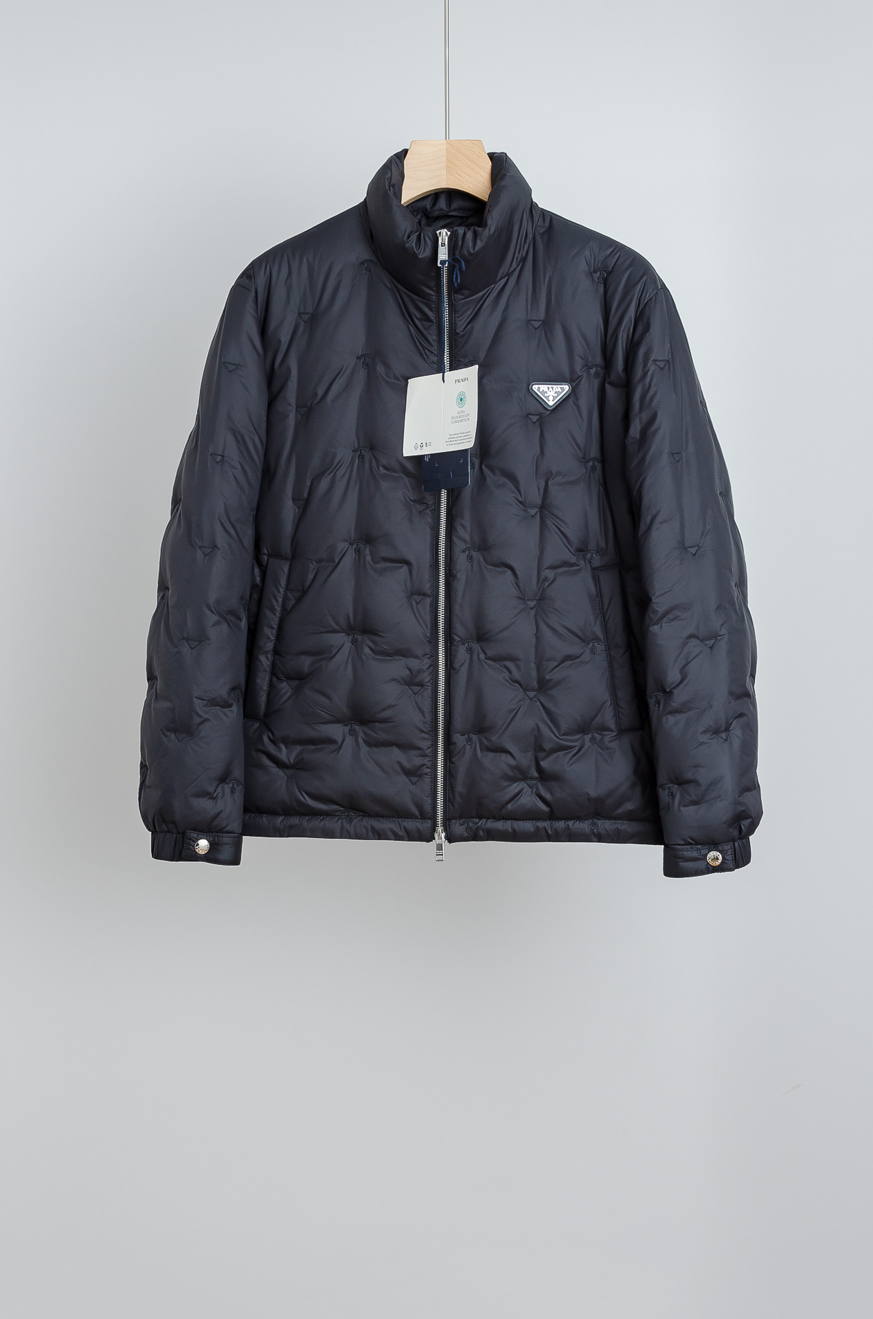 NO:622453,5 P＊RADA PU＊RADA 2025FW windproof and waterproof fabric white duck down filled men's urban casual outdoor down jacket # Fabric selected fabric fiber: polyester fiber (lining nylon, filling: 90 white duck down 10 feathers), the surface of the fabric is smooth and comfortable, and the windproof effect is significant. The interior is filled with high-quality European standard goose down, which is an excellent thermal insulation material. It has full velvet, high fluffiness, and excellent thermal insulation performance. It can effectively block the cold air. Invasion allows you to feel the warmth like spring in the cold winter. It uses waterproof, windproof and breathable high-tech fabrics, which can not only resist harsh weather conditions, but also keep the body dry and comfortable. Even in rainy and snowy weather, you can easily cope with it and show your composure! The soft lining fits the skin closely, bringing ultimate comfort. It does not generate static electricity, making you more comfortable when wearing it. At the same time, the lining is also very breathable, which can effectively discharge moisture from the body and keep you dry. For the selection of the version, the most classic version design is chosen. The lines are smooth and natural, slim but not tight, and easy to match. Whether you are entering and leaving the office building or attending an important meeting, it can show your stability and confidence. The accessories are all provided by the original factory. The high-quality zippers are smooth and durable, and the zipper is full of quality. It allows you to stay calm even in the cold winter. In the hustle and bustle and fast pace of the city, you need to show both a professional business style and a comfortable leisure experience. This men's business casual urban goose down down jacket was born to meet the diverse needs of modern urban elites and show your urban male charm. Whether it is a business occasion or leisure time, it can make you the center of attention! ! ! Size M-3XL,,jackets & coats,down jacket,alexander wang198609095 P＊RADA 普＊拉达 2025FW防风防水面料白鸭绒填充男士都市休闲户外羽绒服外套# 面料选用了面料纤维: 聚酯纤维（里布 锦纶,填充物:90 白鸭绒 10羽毛）成分打造而成的高端防水防风面料,面料表面光滑舒适,同时防风效果显著.内里优质欧标鹅绒填充,更是绝佳的保暖选材,绒朵饱满,蓬松度高,保暖性能极佳.能够有效地阻挡冷空气的入侵,让你在寒冷的冬天也能感受到如春天般的温暖.采用防水、防风、透气的高科技面料,既能抵御恶劣的天气条件,又能保持身体的干爽舒适.即使在雨雪天气中,也能让你轻松应对,尽显从容！柔软的内衬贴合肌肤,带来极致的舒适感受.不会产生静电,让你在穿着过程中更加自在.同时,内衬的透气性也非常好,能够有效地排出身体的湿气,保持干爽. 版型的选取上,则是选用了最为经典的版型设计,线条流畅自然,修身而不紧绷,轻松搭配,无论是出入写字楼还是参加重要会议,都能彰显你的稳重与自信.辅料全部由原代工厂提供,高品质的拉链顺滑耐用,拉合之间尽显品质感.让你在寒冷的冬日也能保持从容. 在都市的喧嚣与快节奏中,既需要展现出专业的商务风范,又渴望拥有舒适的休闲体验,而这款男士商务休闲都市鹅绒羽绒服,正是为满足现代都市精英的多元需求而生,展现出你的都市型男魅力.无论是商务场合还是休闲时光,都能让你成为众人瞩目的焦点！！！ 尺码M-3XL,,jackets & coats,down jacket,alexander wang,Men's clothing