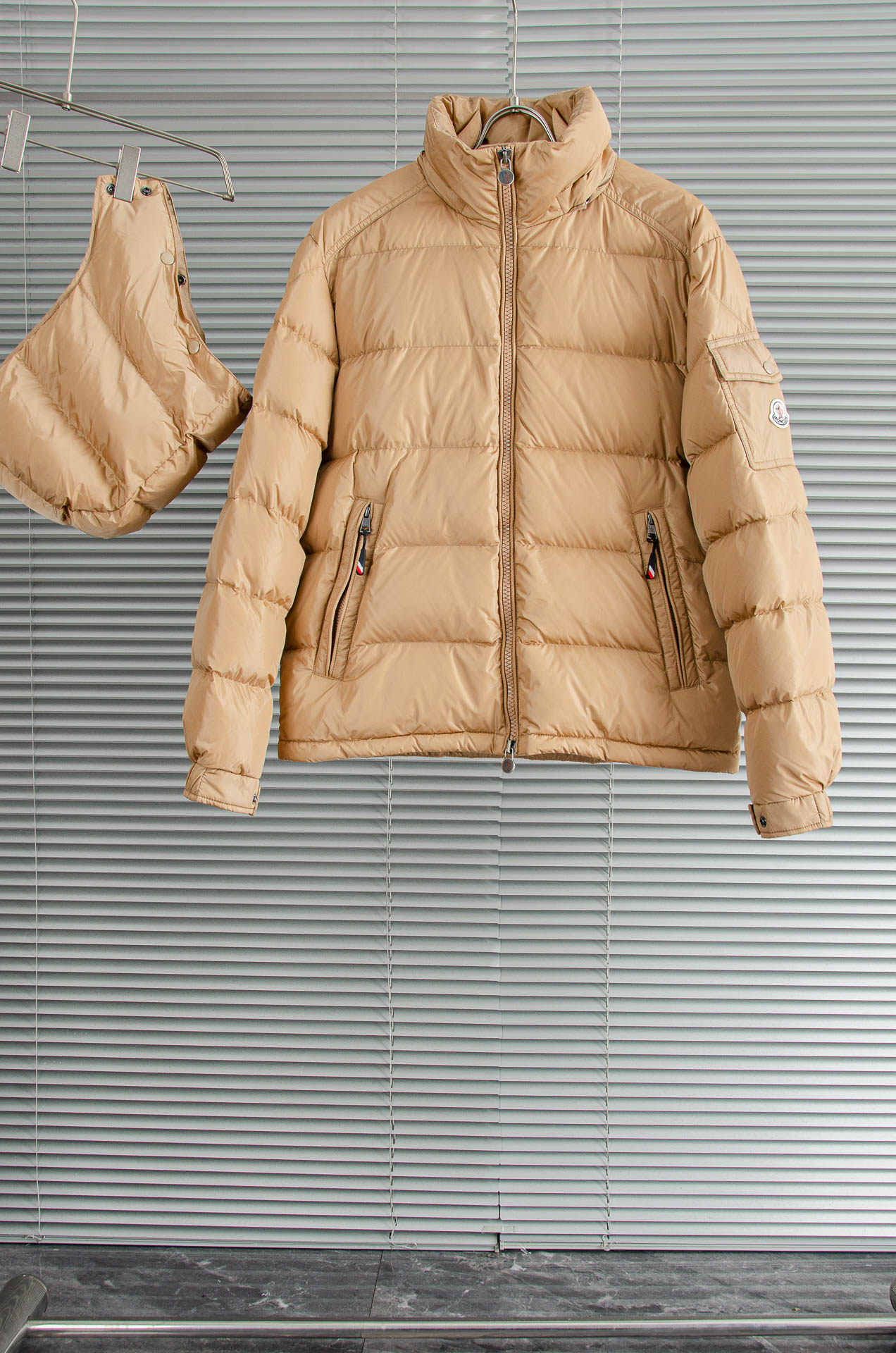 NO:703374,New# 6 M＊oncler Mouth Maya Series Ski Season Classic Quilted Zipper Short Waterproof Hooded Warm Down Jacket!  The top version of the entire network refuses currency!  Real shots, what you see is what you get!  Purchasing agent level!  !  There is no one of the best short down jackets in history. The recognized NO.1 position in the down industry has never been shaken. No matter how many years have passed, it is still the model of down jackets. It is the perfect garment in everyone's heart!  There are thousands of reasons to accept Maya!  !  Celebrities from all walks of life are crazy about calling Maya. The modern style combined with avant-garde fashion styling elements has reshaped the classic charm of Maya snowstorm down jacket... The classic shape design beauty is inclusive of all body types. No matter tall or short, fat or thin, the upper body can show a straight and straight posture, giving people a tough and elegant temperament!  Filled with 95% white duck down and perfectly filled with direct down filling technology, the lightweight warmth and cold protection capabilities are increased to the maximum. The detachable wind hood is designed to be three-dimensional when closed, and the shape is sharper. You are not afraid of the cold wind and will keep you energetic in the cold winter! The sleeve arms are decorated with classic logo embroidered felt craft badges. The color, thickness and position of the embroidery thread are one of the indicators to distinguish the best!  The double zipper design is so considerate, you can switch styles at any time without getting the same thing. Made of lacquered nylon, with highly recognizable rectangular quilting, and a signature patch pocket on the chest. The adjustable cuffs are embellished with logo snaps, and the adjustable hem is equipped with an elastic drawstring. European standard 95 white duck down, non-drilled velvet lining is exclusively used in the market. Exclusively made of Taiwan's original nylon nylon inner and outer fabrics. Original customization of accessories and hardware SIZE: 1# 2#  3# 4# 5#,,Moncler,jackets & coats,down jacket,hats,19860909New# 6 M＊oncler 蒙口Maya系列滑雪季 经典绗缝拉链短款防水连帽保暖羽绒服！全网顶级版本 拒绝通货！实拍货,所见即所得！ 代购级 ！！历史上最好的短款羽绒服,没有之一. 羽绒界公认的榜首 NO.1位置从未撼动过, 无论多少年过去,依然是羽绒服的典范楷模,它是所有人心中的完美服饰！ 收下Maya有万千个理由！！ 各路明星达人都在为Maya疯狂打CALL, 现代风格结合前卫的时尚造型元素, 重新塑造出Maya风雪羽绒夹克的经典魅力.... 经典的造型设计美感,包容所有的身材穿着, 无论身材高矮肥瘦,上身都能呈现出挺拔笔直的身姿, 给人硬朗儒雅的气质！ 填充95白鸭绒 运用直充绒技术的完美填充, 轻盈保暖御寒能力提升到了最大限度. 而拆卸式风兜帽设计造型,帽子闭合状态立体感十足,造型更加犀利. 不怕寒风凛冽让你在寒冬中活力四射!袖臂上配有经典Logo刺绣毛毡工艺徽章装饰, 徽章的色泽厚度刺线的位置都是区分好次的指标之一！采用双拉链设计太贴心啦,随时切换风格不过这都不重样,漆面尼龙制成,设有高辨识度的长方格绗缝,胸部饰以标志性贴袋.可调节袖口点缀徽标按扣,可调节下摆设有弹力拉绳. 欧标95白鸭绒,不钻绒内里市面独家使用.独家采用台湾原厂尼龙nylon内外面料. 辅料五金原厂定制 SIZE:1# 2# 3# 4# 5#,,Moncler,jackets & coats,down jacket,hats,,Men's clothing