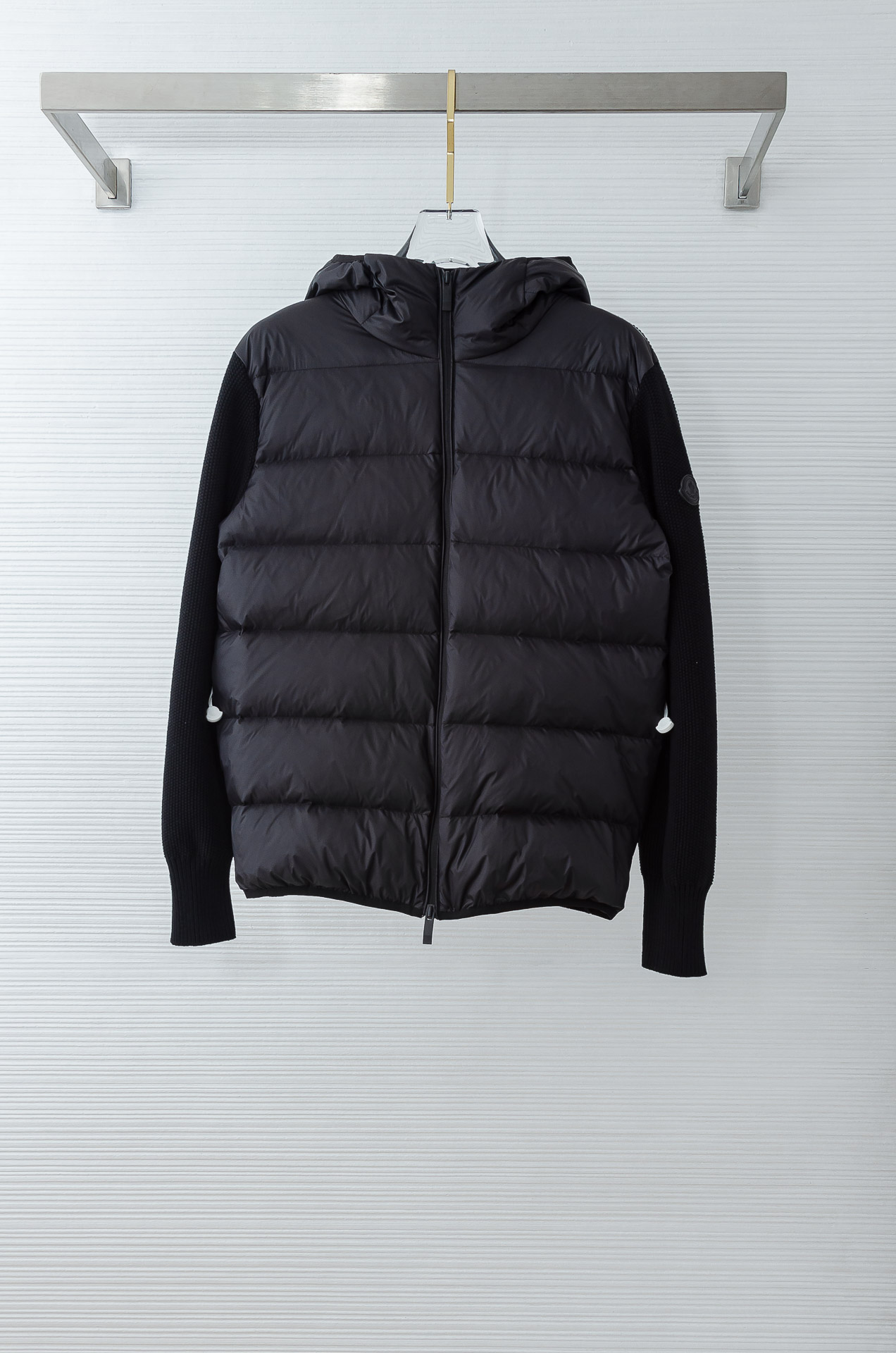 NO:606841,MONC* LER  Meng/Kou 525FW new autumn and winter down jacket #top version! The imported wool knitted design not only increases the warmth effect, but also makes the fabric softer and more comfortable to the touch. The two different materials are harmonious and natural. Luxurious classic brand logo:  The interior is filled with standard 90% white duck down, which has a great thermal insulation effect! It is a very design and practical piece. The original hardware is extremely eye-catching! Extremely luxurious! Easily upgrade the fashion sense, the workmanship is extremely elegant and rigorous, and the wiring is neat and meticulous! Original hardware, a masterpiece of a famous designer!  Unique splicing down jacket, light, wide and stylish, comfortable and easy to wear, light and warm!  Size m-xxxl,,jackets & coats,down jacket,alexander wang19860909MONC* LER 蒙/口525FW秋冬新款羽绒外套#顶级版本!进口羊毛针织设计,不仅增加了保暖效果,还使得面料在触感上更加柔软和舒适.两种不同材质面料拼的和谐自然.奢华经典品牌logo:内里标准90白鸭绒填充,保暖效果超棒!极具设计感又实穿的一款.原版五金,极为抢眼!奢华至极!轻松将时髦感进阶,做工极为考究严谨,走线工整细致!原版五金,大牌设计师巨作! 独特拼接羽绒服 轻而挺阔有型 舒适好穿,轻便而保暖！ 码数 m-xxxl,,jackets & coats,down jacket,alexander wang,Men's clothing