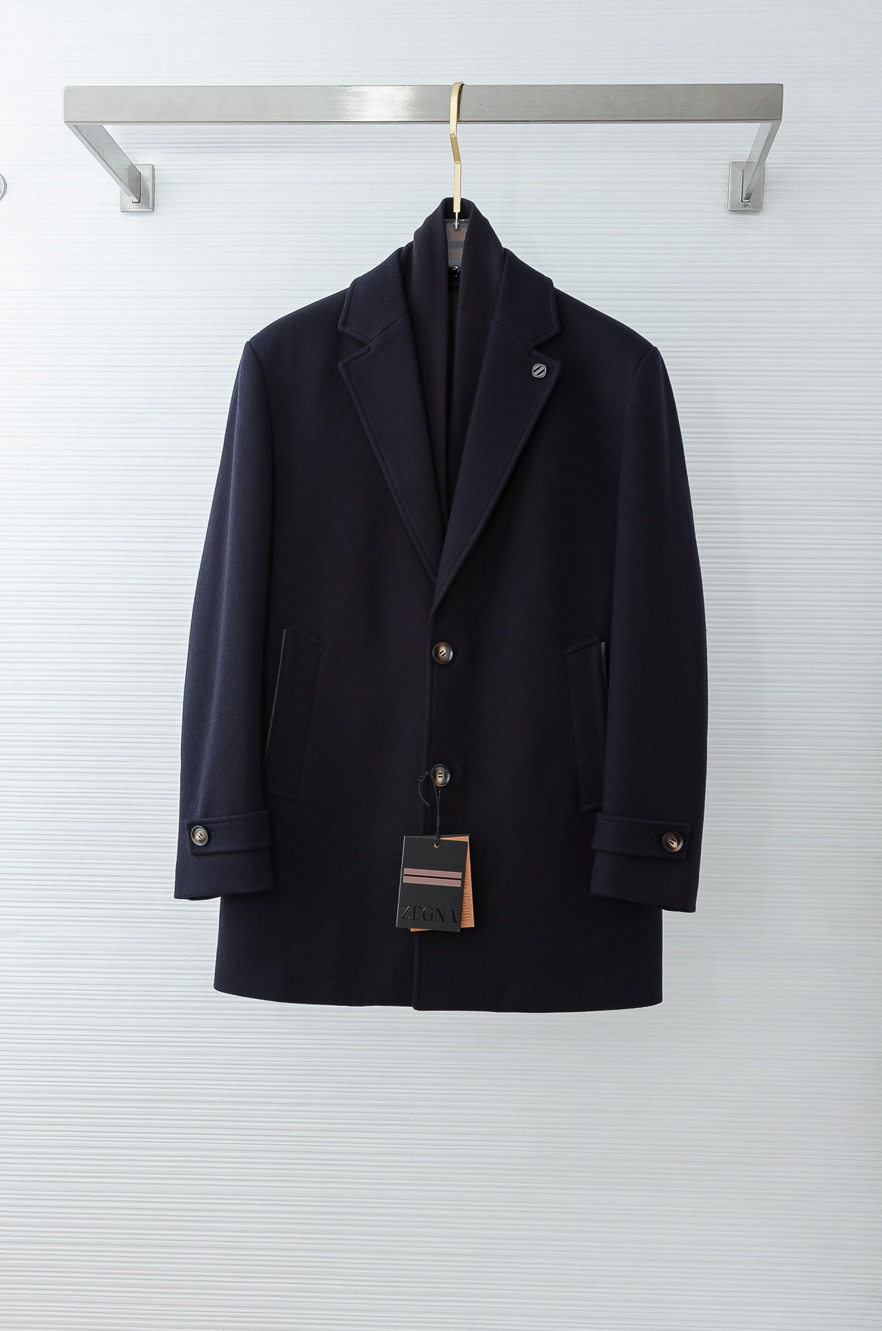 NO:606846,6 Ermenegildo Zegna 2025FW latest wool coat with down for autumn and winter!  Warm and fashionable EZ Jia Zhenpin launches mid-length down jacket #The perfect fusion of wool coat and down, EZ Jia Zhenpin jacket down jacket brings you the dual enjoyment of warmth and fashion for your winter wear!  This down jacket combines the natural thermal insulation properties of wool to lock in body temperature and resist cold. It also has good breathability to keep your skin dry and comfortable at all times. The high-quality down filled inside has been strictly screened to ensure excellent thermal insulation performance. The lightweight down layer is combined with the wool outer fabric to create a jacket that is both lightweight and warm, making your winter travel easier.  EZ's down jacket also spares no effort in design, with simple yet fashionable tailoring, suitable for all body shapes. Whether it is daily commuting, weekend leisure or outdoor activities, EZ's down jacket is your ideal choice. It can not only resist the cold, but also enhance your overall look, allowing you to show your personality and style in the cold winter. Add a sense of warmth and fashion to your winter. M-3XL,,zegna,jackets & coats,jackets & coats,down  jacket,alexander wang198609096 杰尼亚2025FW 秋冬最新羊毛大衣搭配羽绒！保暖又时尚EZ家臻品推出中长款羽绒服#羊毛大衣与羽绒的完美融合,EZ家臻品夹克羽绒服外套,为您的冬季穿搭带来既保暖又时尚的双重享受！ 这款羽绒服外套结合了羊毛的天然保暖特性能够锁住体温,抵御寒冷,还具有良好的透气性,让您的肌肤时刻保持干爽舒适. 内里填充的高品质羽绒,经过严格筛选,确保了卓越的保暖性能.轻盈的羽绒层与羊毛外层面料相结合,打造出一件既轻便又温暖的外套,让您的冬季出行更加轻松自如. EZ家的这款羽绒服外套在设计上同样不遗余力,简约而不失时尚感的剪裁,适合各种身形.无论是日常通勤、周末休闲还是户外活动,EZ家的夹克羽绒服外套都是您理想的选择.它不仅能够抵御严寒,还能提升您的整体造型,让您在寒冷的冬季也能展现个性与风采.为您的冬季增添一份温暖与时尚. M-3XL,,zegna,jackets & coats,jackets & coats,down jacket,alexander wang,Men's clothing