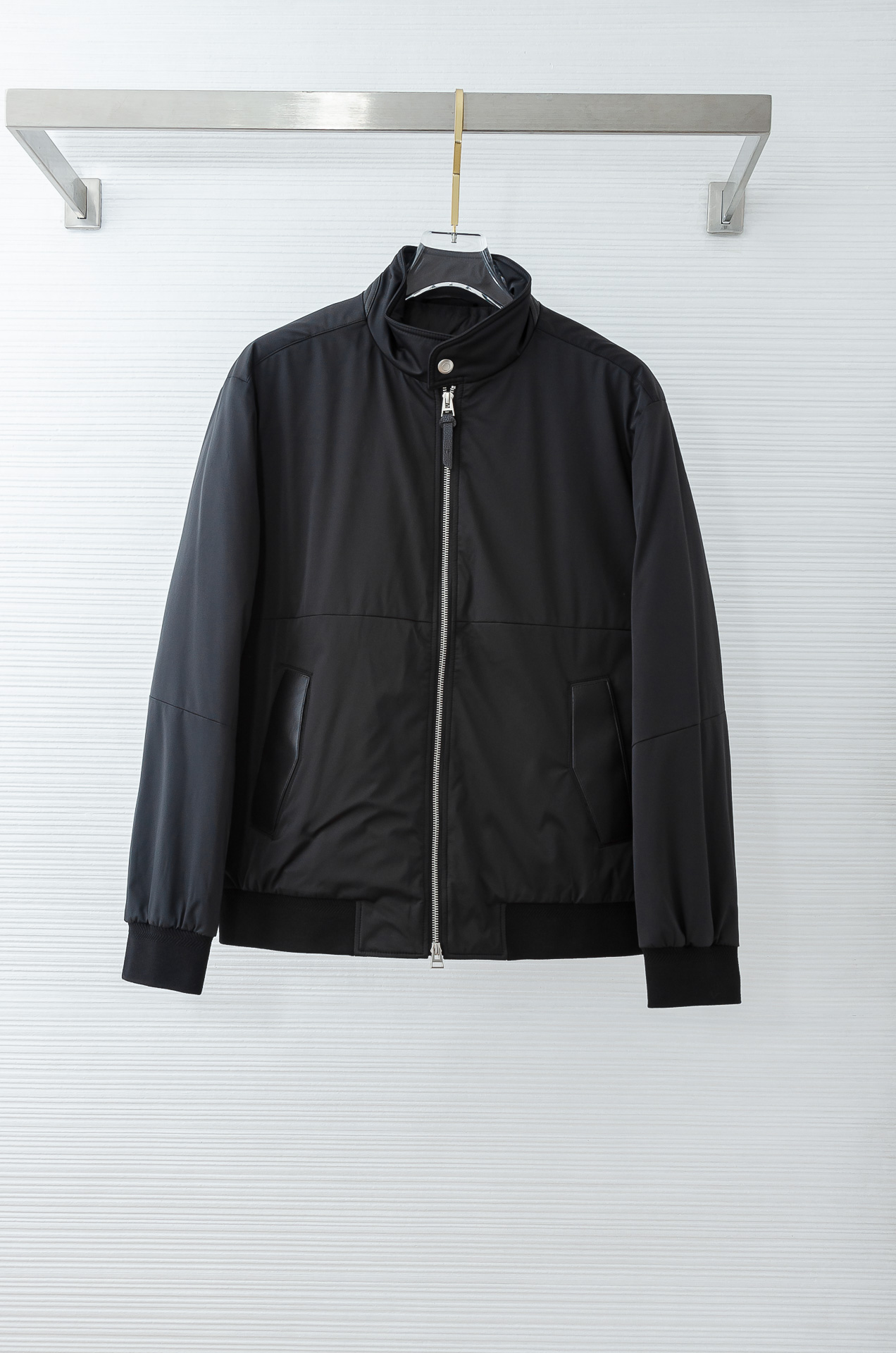 NO:622486,TF 525FW new autumn and winter [goose down] men's fashionable sheepskin stand-collar down jacket!  The new down jacket is not only unique in design, but also outstanding in fabric selection, thermal performance, detail processing and pattern cutting!  It is a down jacket that is both practical and fashionable, and can meet the wearing needs of different occasions!  The splicing of sheepskin fabrics is wear-resistant and durable. The collision of the two fabrics forms a sharp contrast, which not only shows a sense of fashion, but also meets the needs of practicality!  The interior is filled with European standard 90 goose down. The thermal insulation performance of goose down is better than that of duck down, and the 90 down content ensures the high fluffiness and excellent warmth and temperature locking properties of the down jacket!  And the high-end gluing process is used for compartmental processing, which not only makes the down jacket lighter, but also improves the thermal insulation performance and avoids the shifting and gathering of down!  The zipper hardware engraved with the brand's words shows luxury in every detail, enhancing the overall sense of quality!  Suitable for men of any age, it is comfortable and fashionable, and can be easily controlled whether it is daily travel or outdoor activities!  Size M-3XL,,tom ford,jackets & coats,down jacket,sheepskin,alexander wang19860909TF 525FW秋冬新款【鹅绒】男士时尚拼绵羊皮立领羽绒服外套！新款羽绒服不仅在设计上独具匠心,而且在面料选择、保暖性能、细节处理以及版型裁剪等方面都表现出色！它是一款既实用又时尚的羽绒服,能够满足不同场合的穿着需求！ 绵羊皮面料拼接耐磨耐用,两种面料的碰撞形成了鲜明的对比,既展现了时尚感,又满足了实用性的需求！ 内里采用欧标90鹅绒填充,鹅绒的保暖性能优于鸭绒,且90的含绒量保证了羽绒服的高蓬松度和优异的保暖锁温性！并且通过高端压胶工艺进行分格处理,不仅使得羽绒服更加轻盈,而且提高了保暖性能,避免了羽绒的移位和聚集！刻有品牌字样的拉链五金,细节处尽显奢华,提升了整体品质感！适合任何年龄阶段的男士穿着,既舒适又时尚,无论是日常出行还是户外活动,都能轻松驾驭！ 尺码M-3XL,,tom ford,jackets & coats,down jacket,sheepskin,alexander wang,Men's clothing