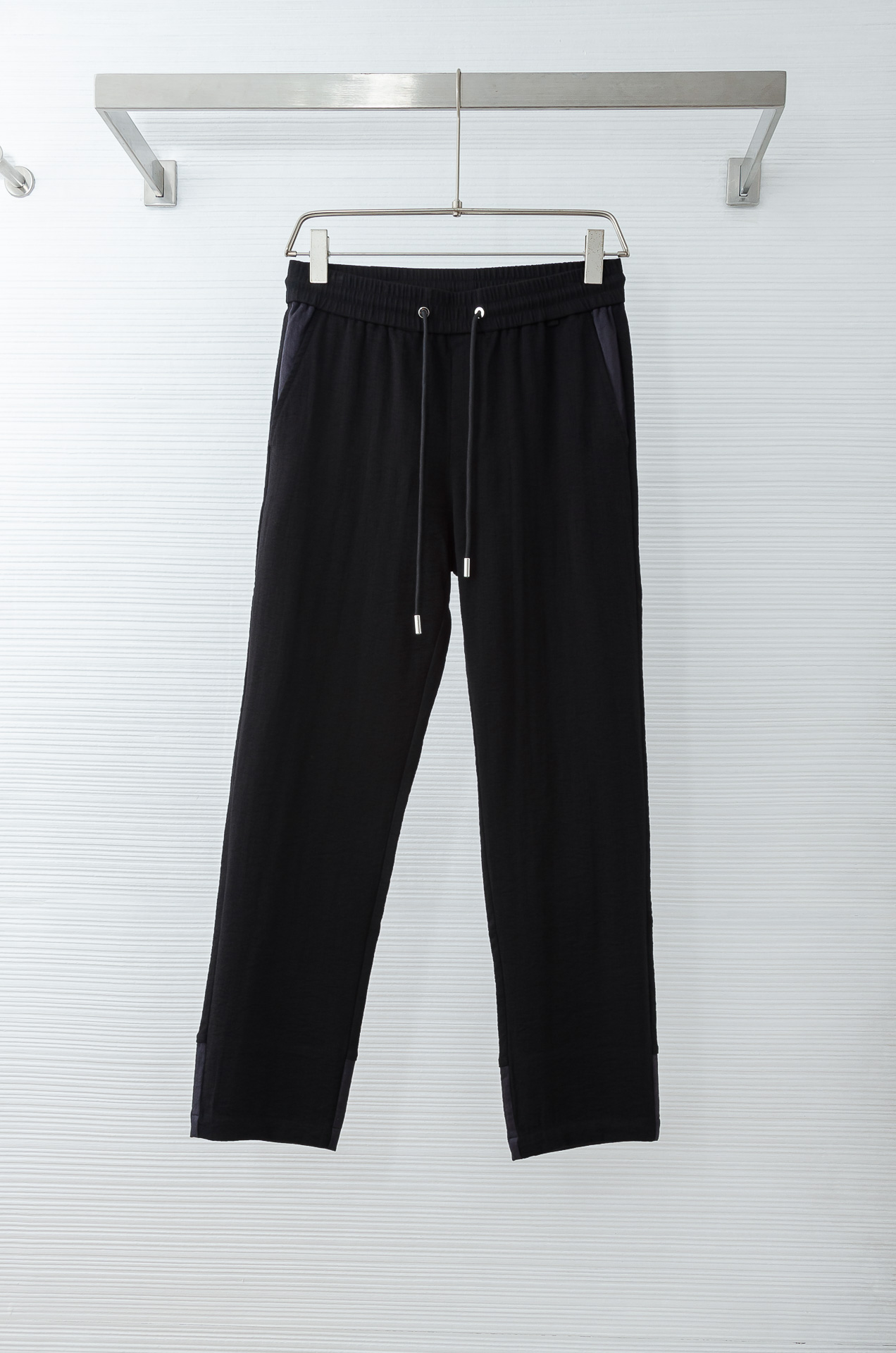 miumiu 2025FW 立体刺绣修饰弹力抽绳腰头男士休闲舒适直筒长裤其匠心打造，毋庸置疑的极品重磅，