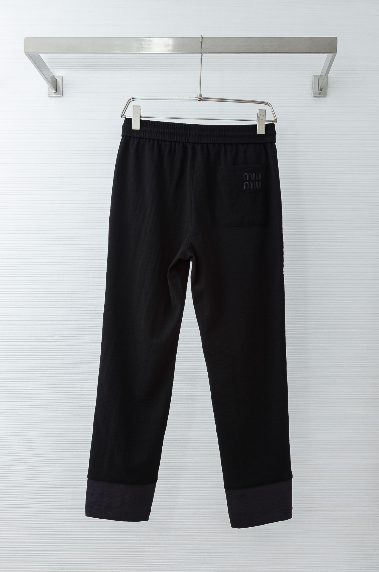 miumiu 2025FW 立体刺绣修饰弹力抽绳腰头男士休闲舒适直筒长裤其匠心打造，毋庸置疑的极品重磅，