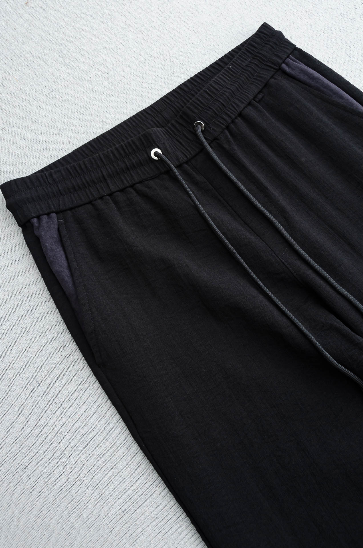 miumiu 2025FW 立体刺绣修饰弹力抽绳腰头男士休闲舒适直筒长裤其匠心打造，毋庸置疑的极品重磅，