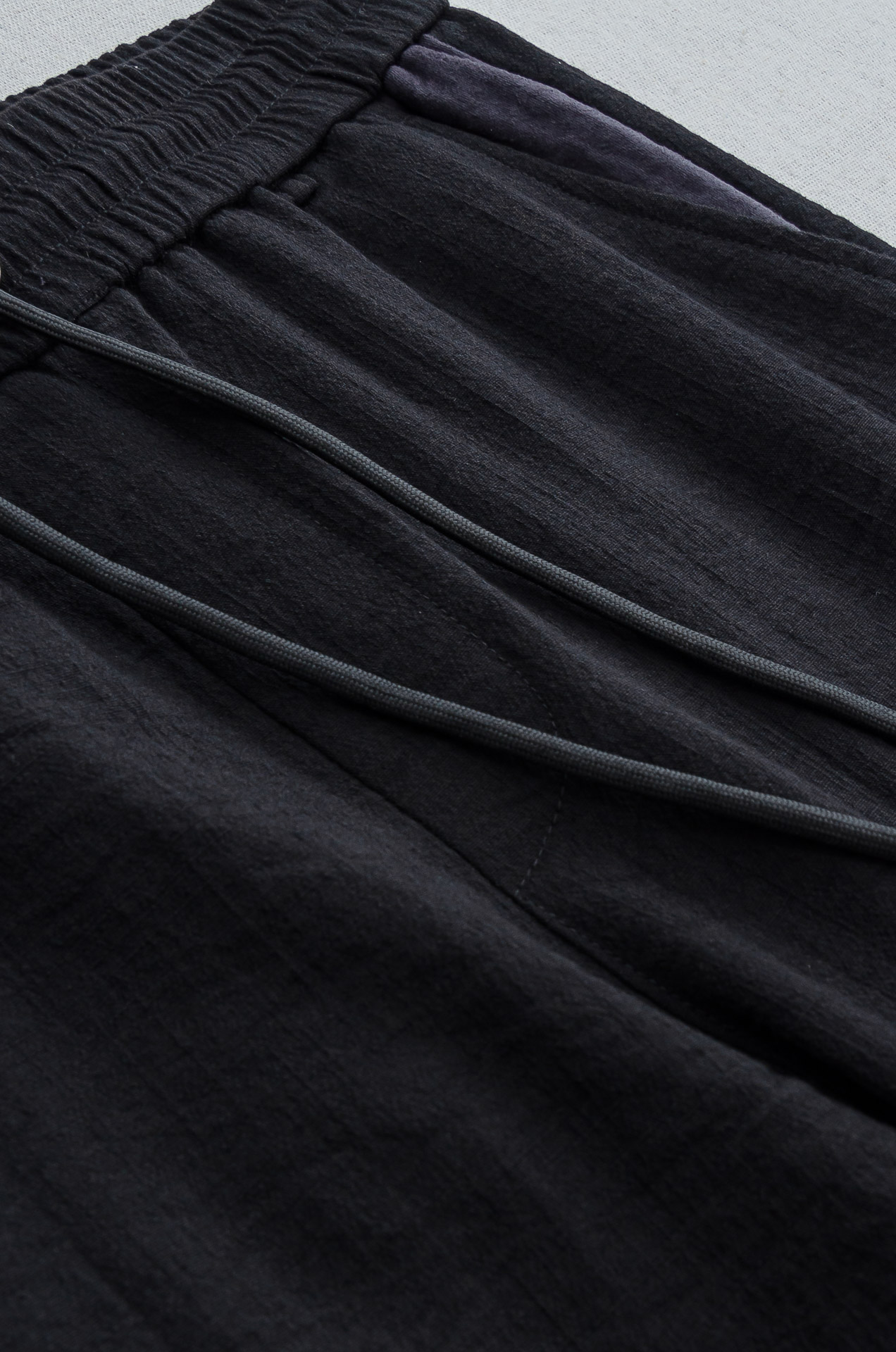 miumiu 2025FW 立体刺绣修饰弹力抽绳腰头男士休闲舒适直筒长裤其匠心打造，毋庸置疑的极品重磅，