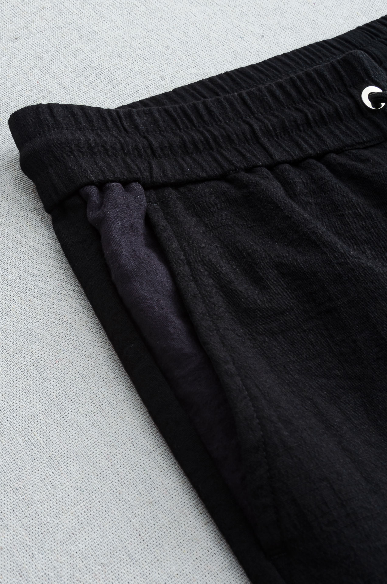 miumiu 2025FW 立体刺绣修饰弹力抽绳腰头男士休闲舒适直筒长裤其匠心打造，毋庸置疑的极品重磅，