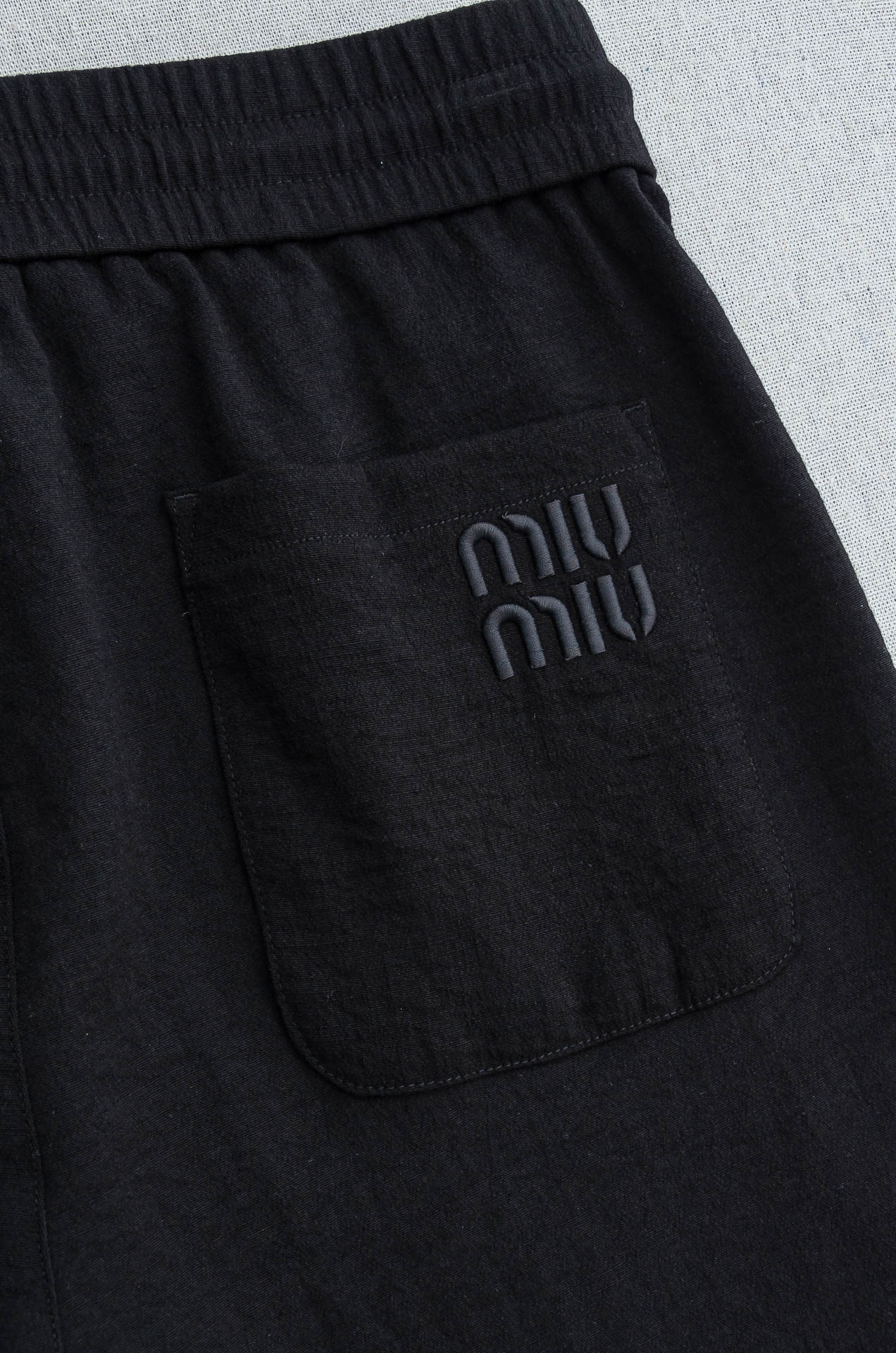 miumiu 2025FW 立体刺绣修饰弹力抽绳腰头男士休闲舒适直筒长裤其匠心打造，毋庸置疑的极品重磅，