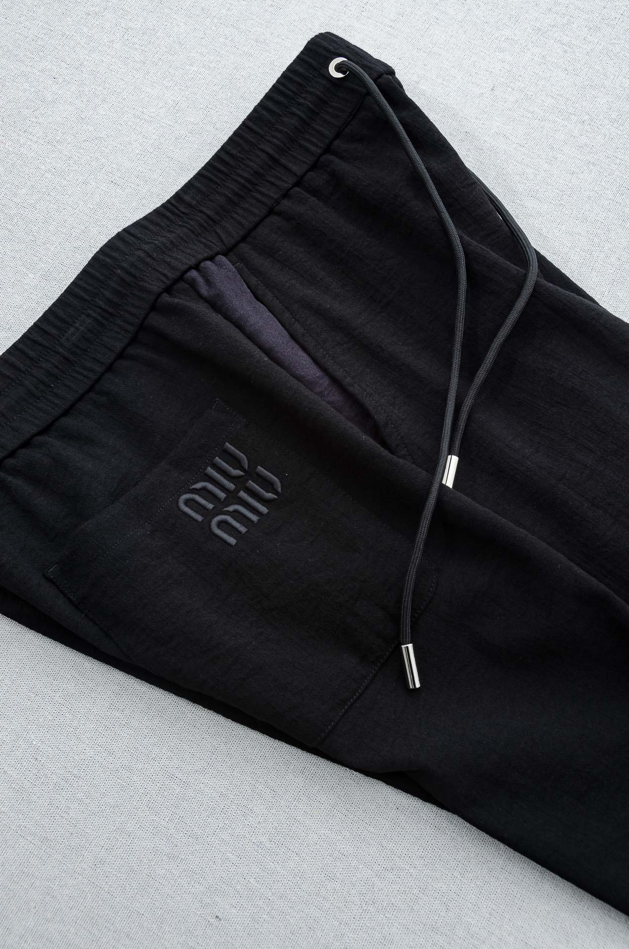 miumiu 2025FW 立体刺绣修饰弹力抽绳腰头男士休闲舒适直筒长裤其匠心打造，毋庸置疑的极品重磅，