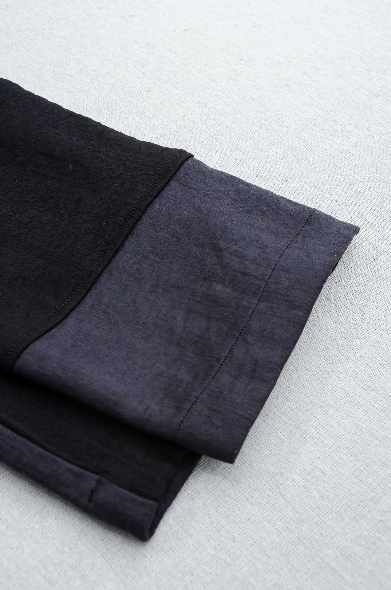 miumiu 2025FW 立体刺绣修饰弹力抽绳腰头男士休闲舒适直筒长裤其匠心打造，毋庸置疑的极品重磅，