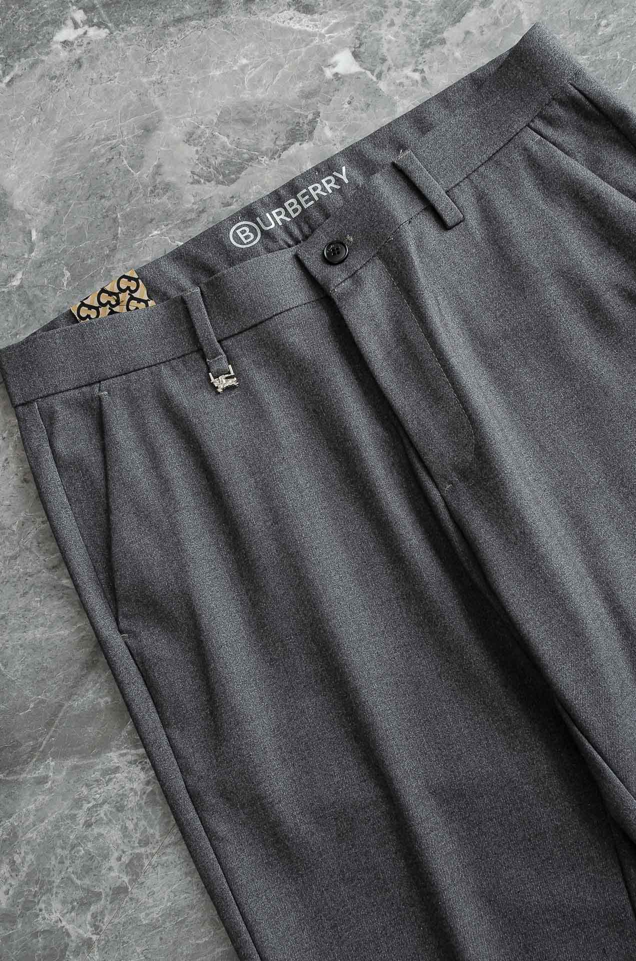 BURBE*RRY 巴宝/莉25FW秋冬新款轻奢时尚定制休闲西裤，简洁干练的风格，精致卓越的品质男装，每