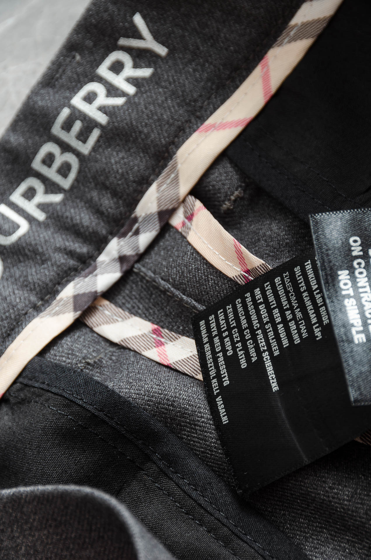 BURBE*RRY 巴宝/莉25FW秋冬新款轻奢时尚定制休闲西裤，简洁干练的风格，精致卓越的品质男装，每