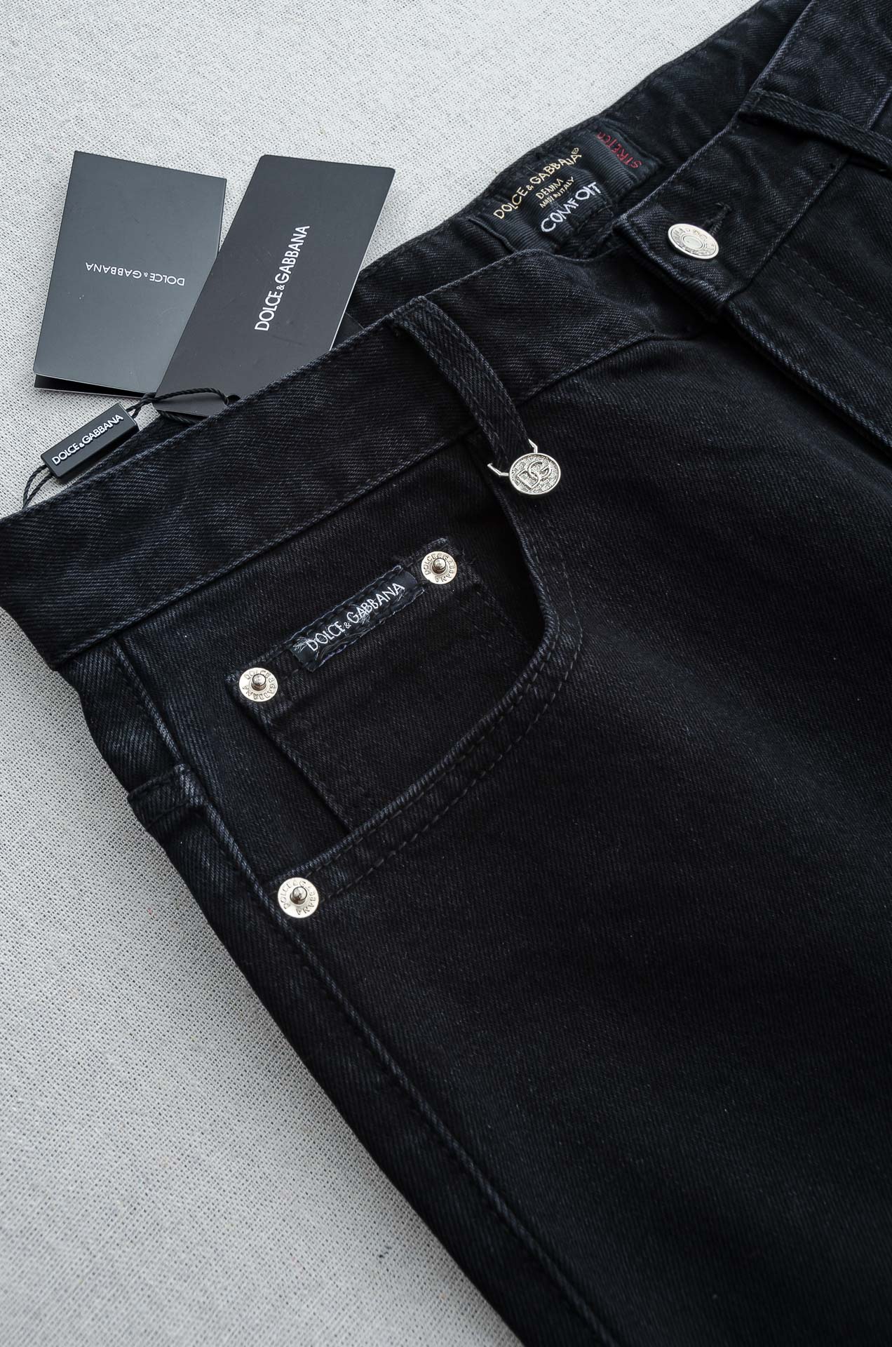 DG2025男士时尚直筒牛仔长裤！最新裤装单品奉献，所有品质控男粉必须入手的极品，这样一条段位的牛仔裤，