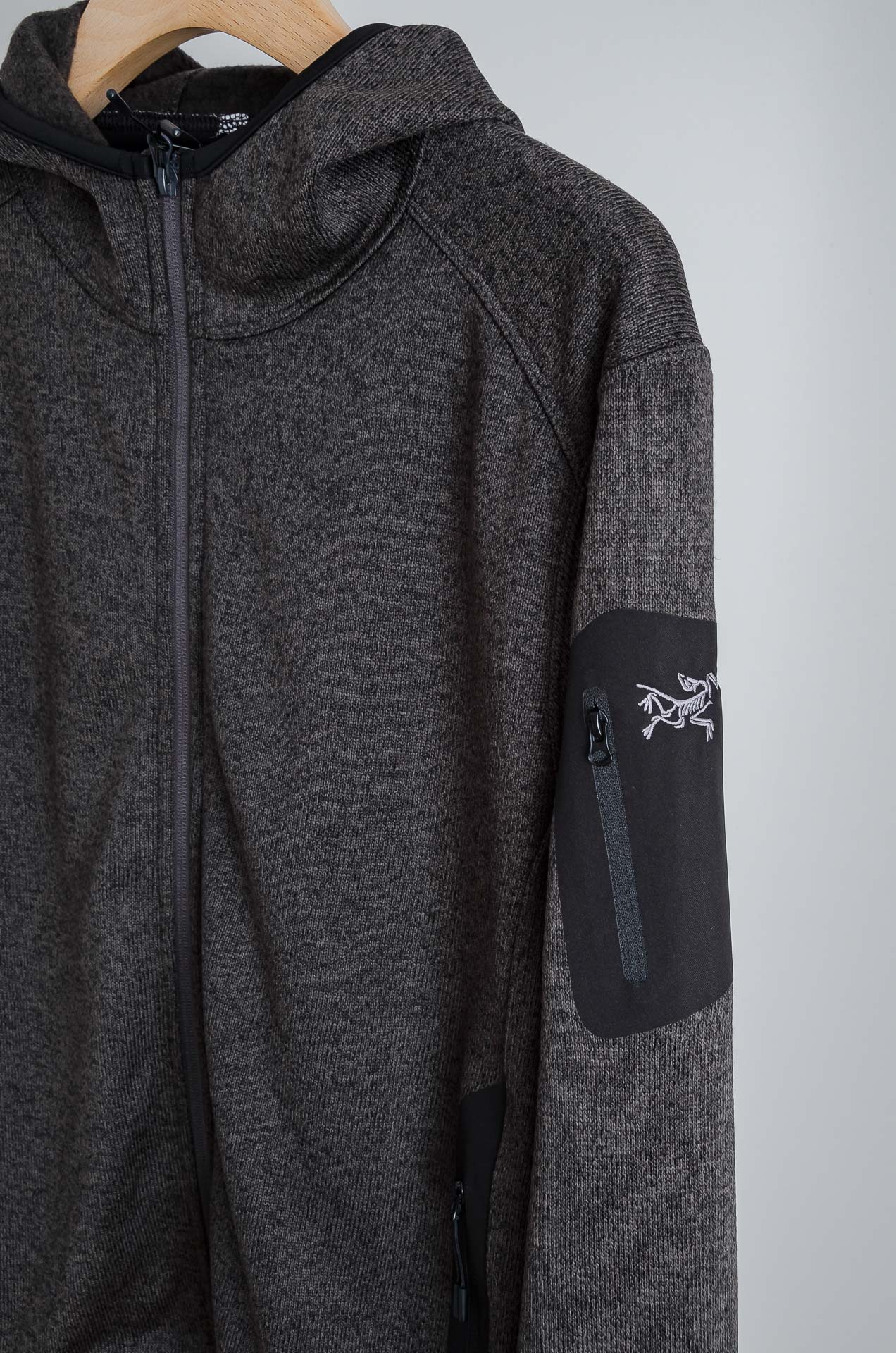 ☀️☀️始祖鸟连帽抓绒外套，采用高品质阳离子混纺面料，柔软亲肤又保暖，内里抓绒提升锁温效果。防风实用，刺