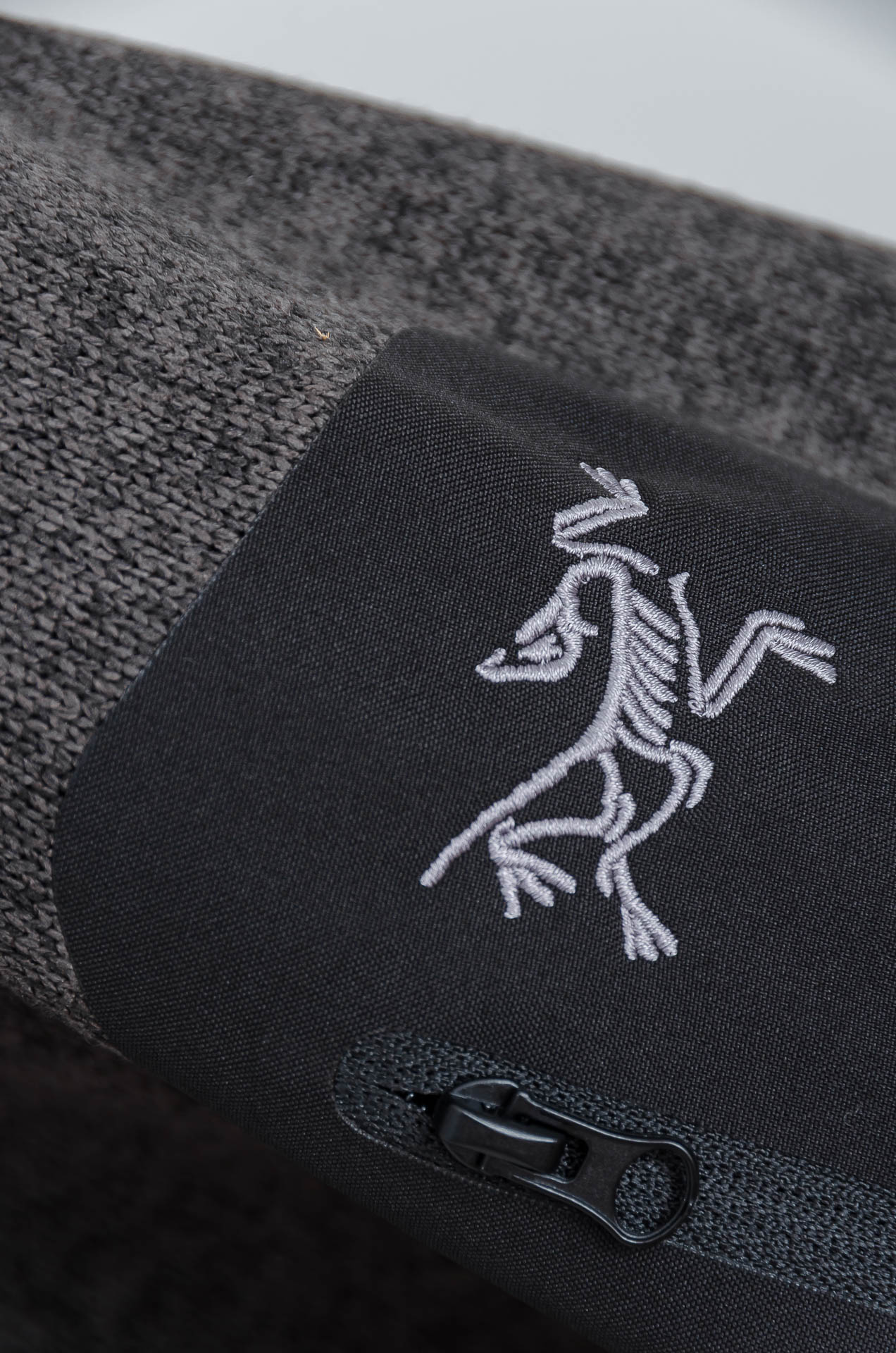 ☀️☀️始祖鸟连帽抓绒外套，采用高品质阳离子混纺面料，柔软亲肤又保暖，内里抓绒提升锁温效果。防风实用，刺