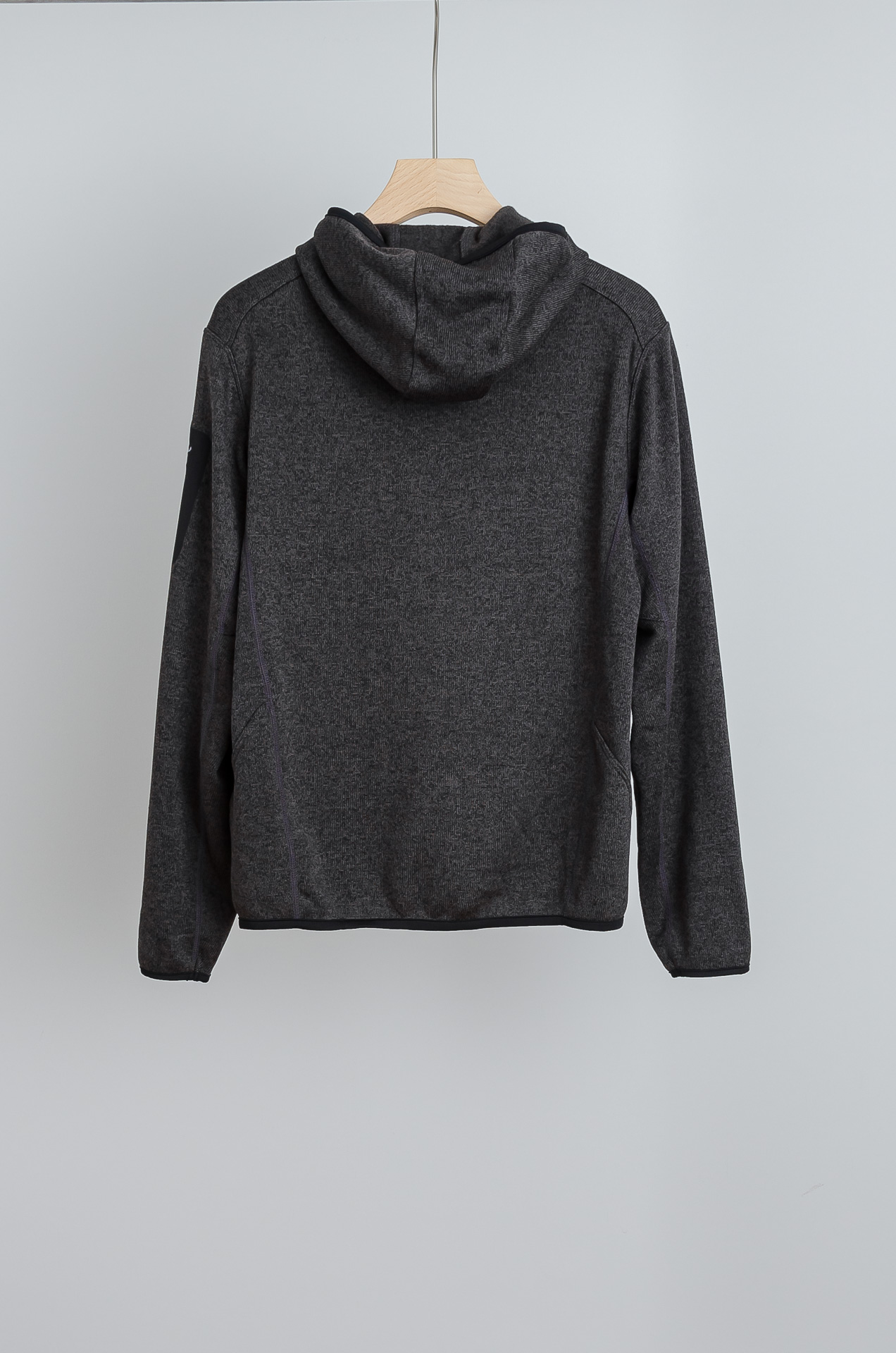 ☀️☀️始祖鸟连帽抓绒外套，采用高品质阳离子混纺面料，柔软亲肤又保暖，内里抓绒提升锁温效果。防风实用，刺