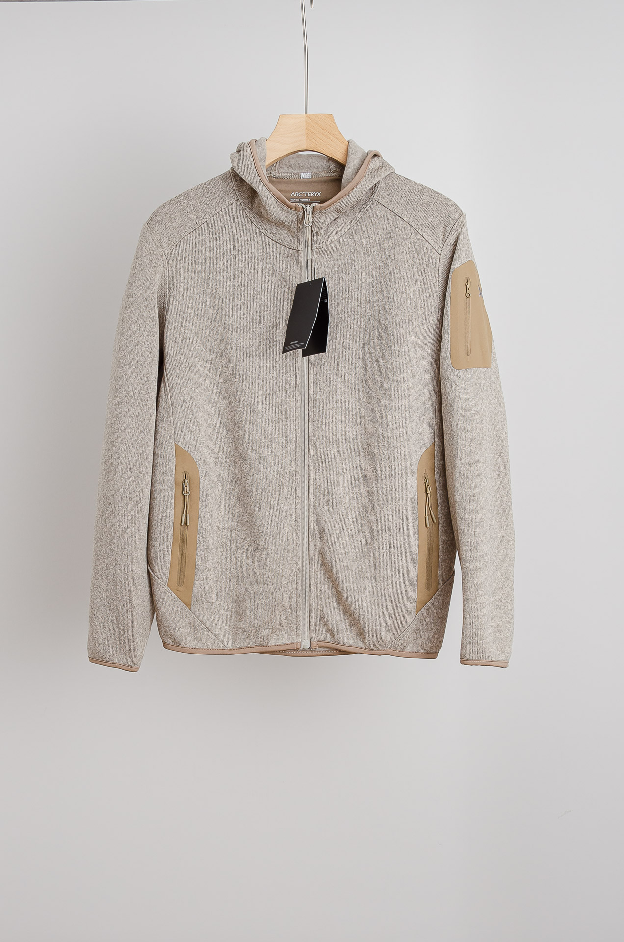 ☀️☀️始祖鸟连帽抓绒外套，采用高品质阳离子混纺面料，柔软亲肤又保暖，内里抓绒提升锁温效果。防风实用，刺