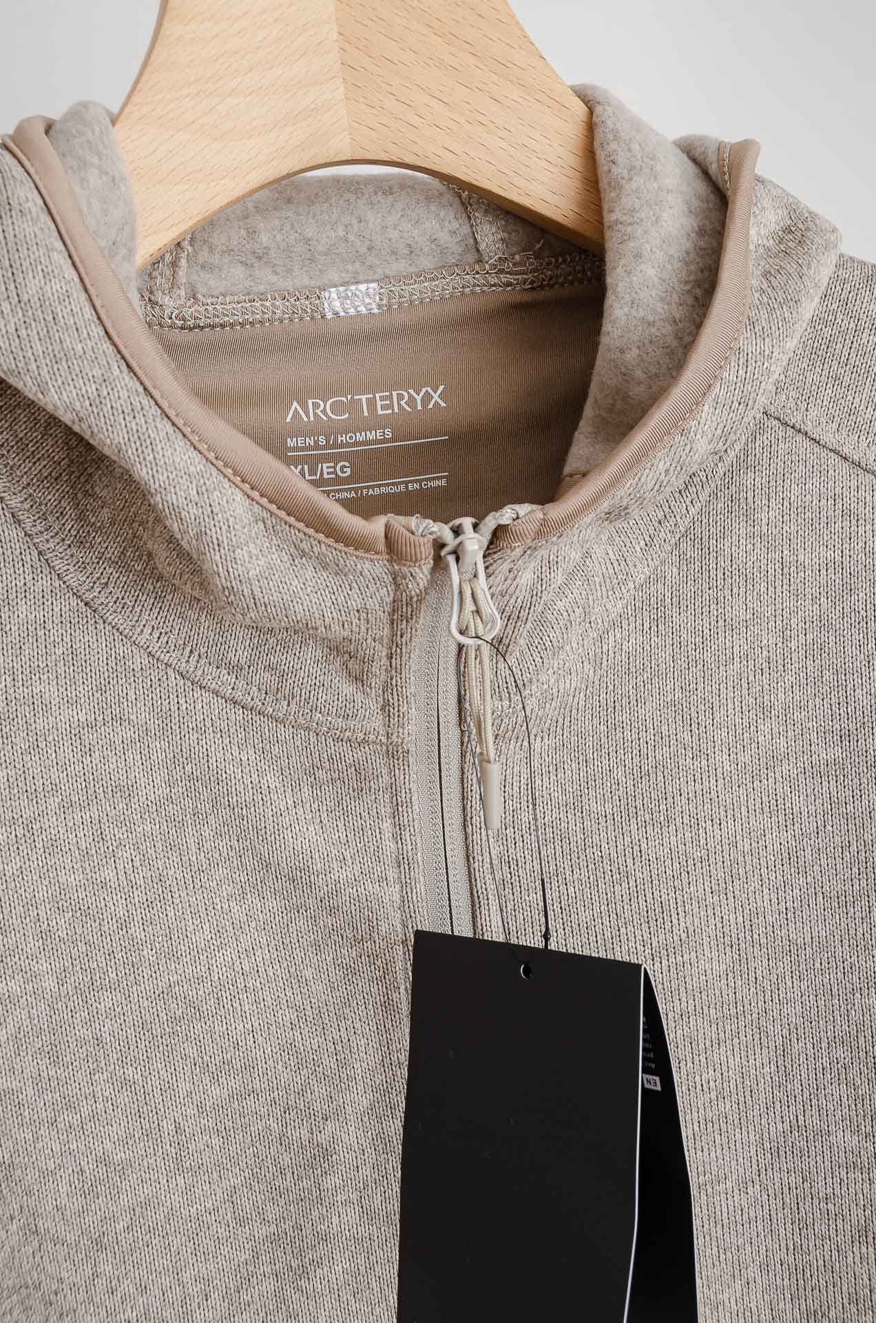 ☀️☀️始祖鸟连帽抓绒外套，采用高品质阳离子混纺面料，柔软亲肤又保暖，内里抓绒提升锁温效果。防风实用，刺