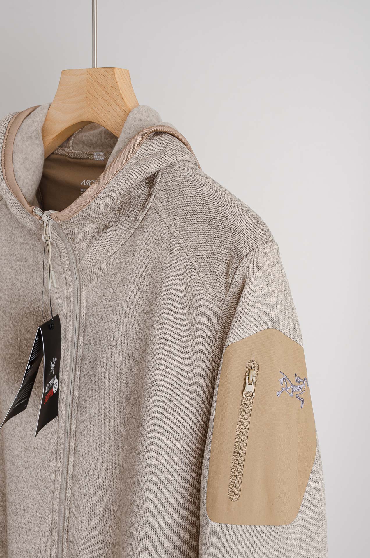 ☀️☀️始祖鸟连帽抓绒外套，采用高品质阳离子混纺面料，柔软亲肤又保暖，内里抓绒提升锁温效果。防风实用，刺