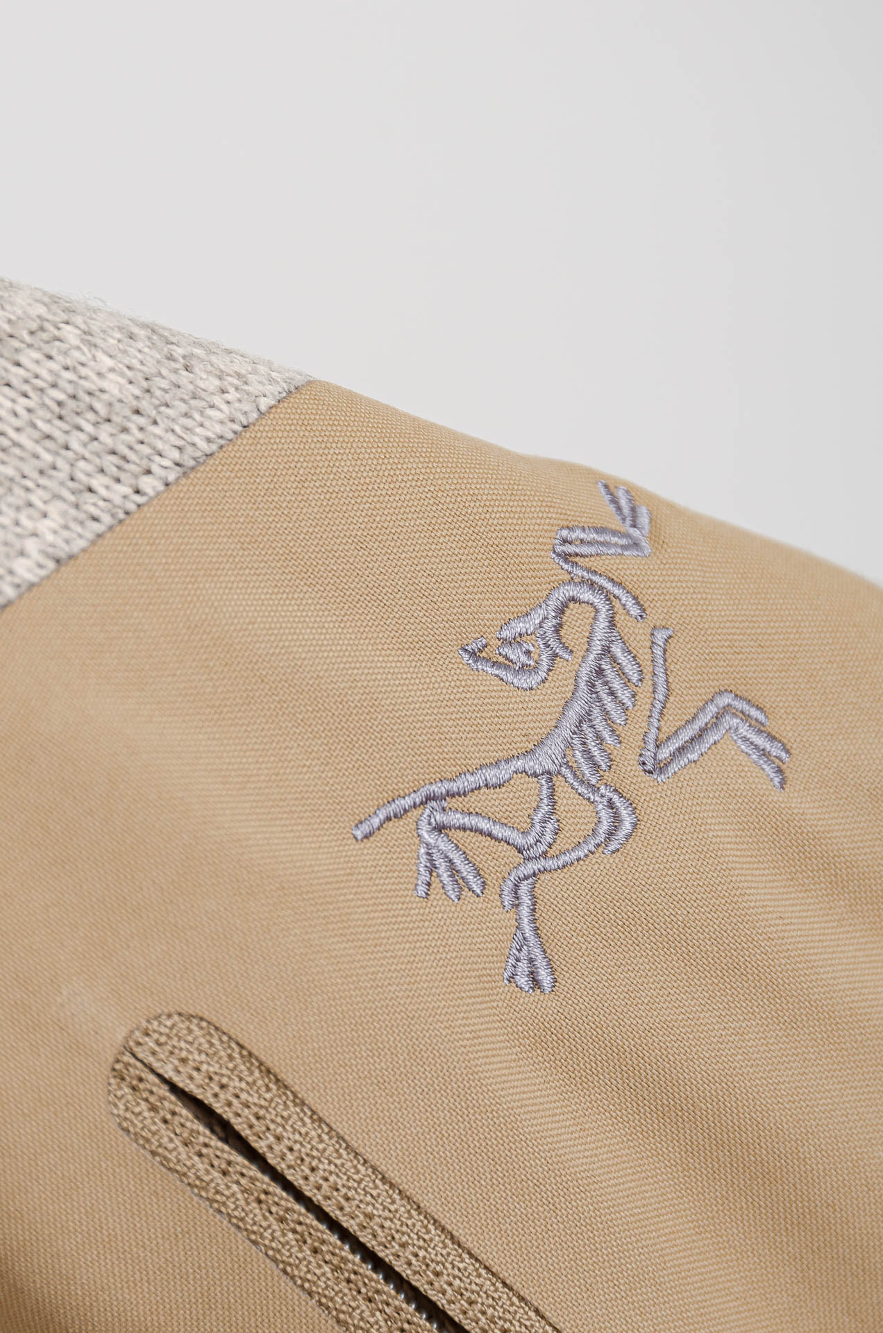 ☀️☀️始祖鸟连帽抓绒外套，采用高品质阳离子混纺面料，柔软亲肤又保暖，内里抓绒提升锁温效果。防风实用，刺