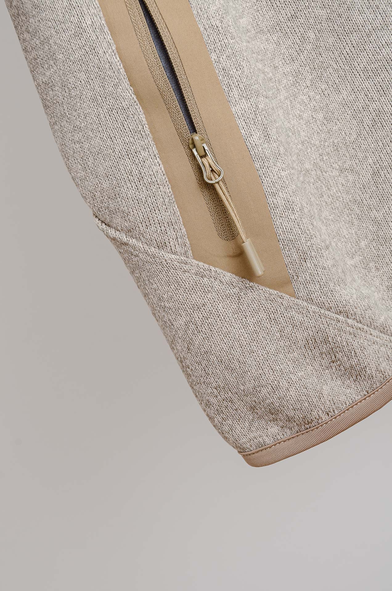 ☀️☀️始祖鸟连帽抓绒外套，采用高品质阳离子混纺面料，柔软亲肤又保暖，内里抓绒提升锁温效果。防风实用，刺