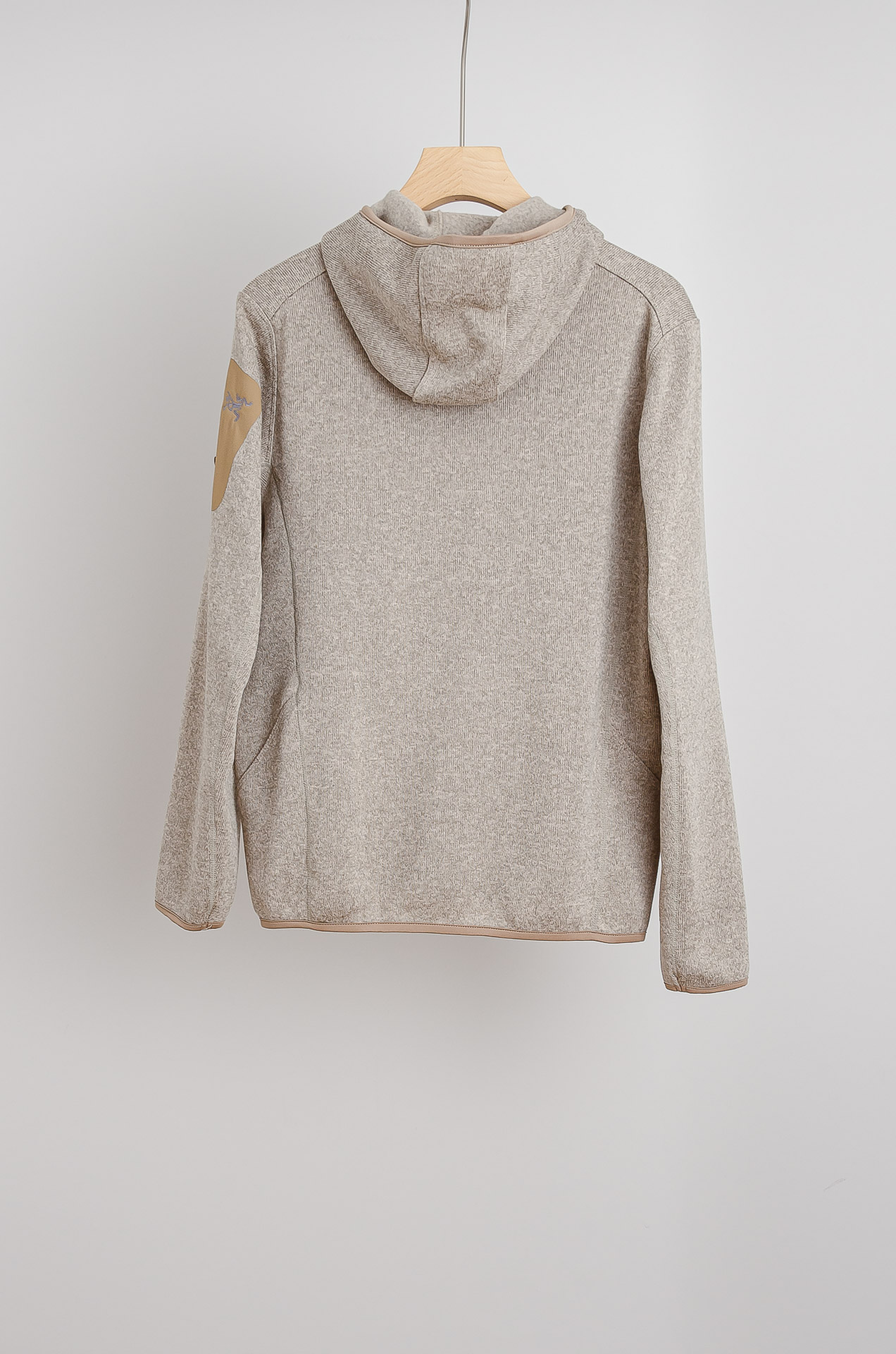 ☀️☀️始祖鸟连帽抓绒外套，采用高品质阳离子混纺面料，柔软亲肤又保暖，内里抓绒提升锁温效果。防风实用，刺