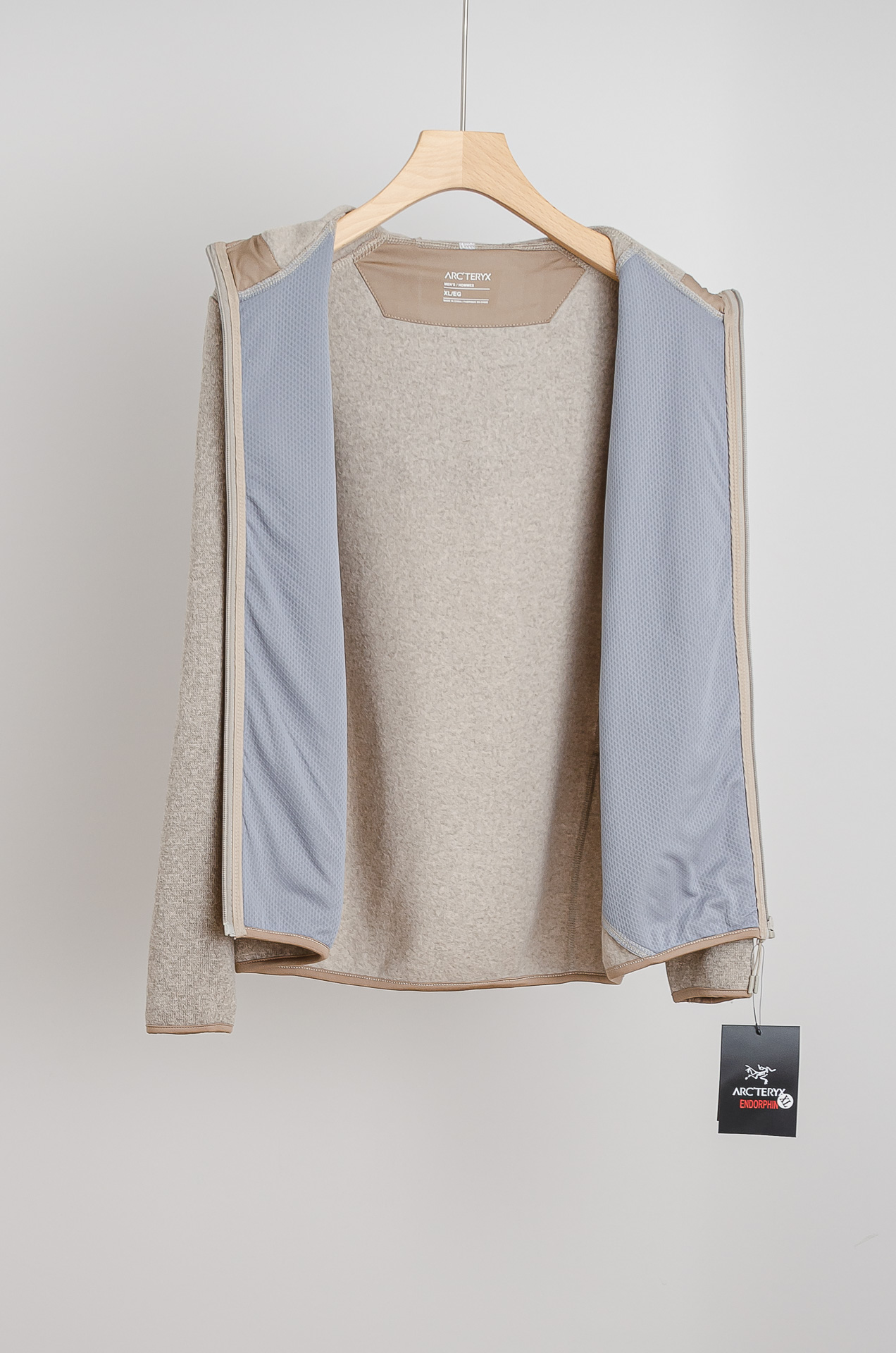 ☀️☀️始祖鸟连帽抓绒外套，采用高品质阳离子混纺面料，柔软亲肤又保暖，内里抓绒提升锁温效果。防风实用，刺