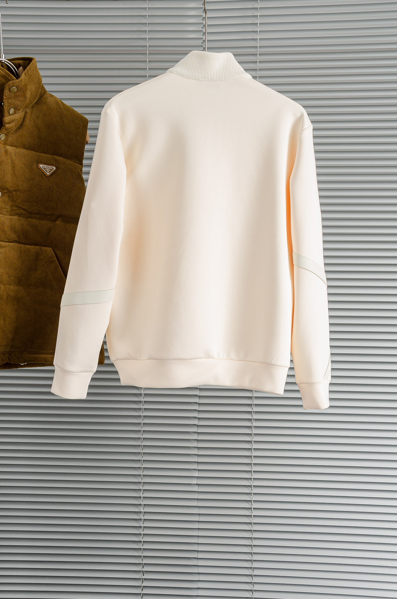 HERM*ES 爱马/仕25FW秋冬最新立领拉链卫衣，柔软太空棉面料+羊毛针织设计，简约又高级!袖部拼接