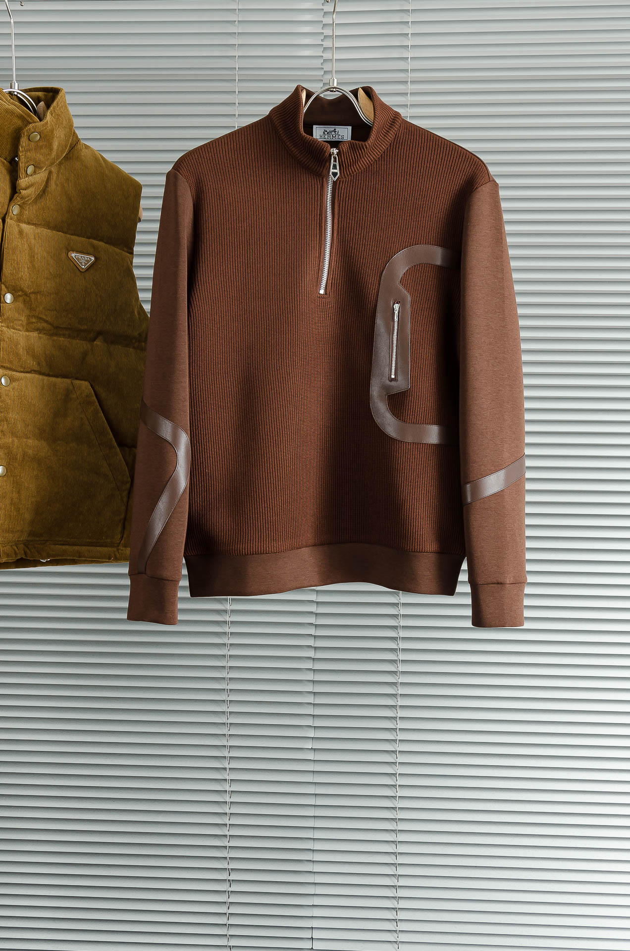 HERM*ES 爱马/仕25FW秋冬最新立领拉链卫衣，柔软太空棉面料+羊毛针织设计，简约又高级!袖部拼接