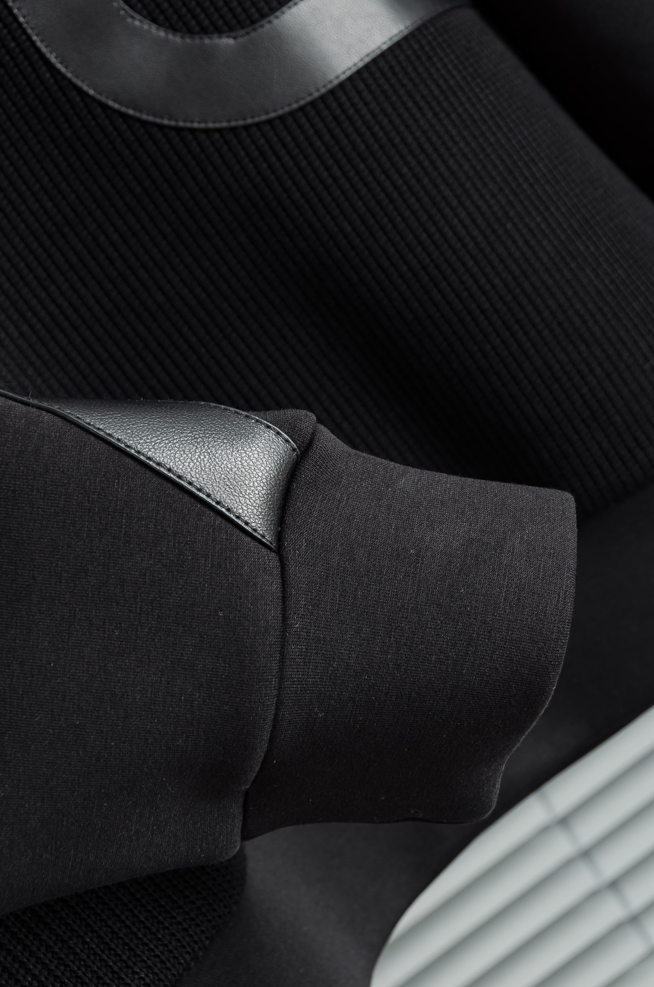 HERM*ES 爱马/仕25FW秋冬最新立领拉链卫衣，柔软太空棉面料+羊毛针织设计，简约又高级!袖部拼接