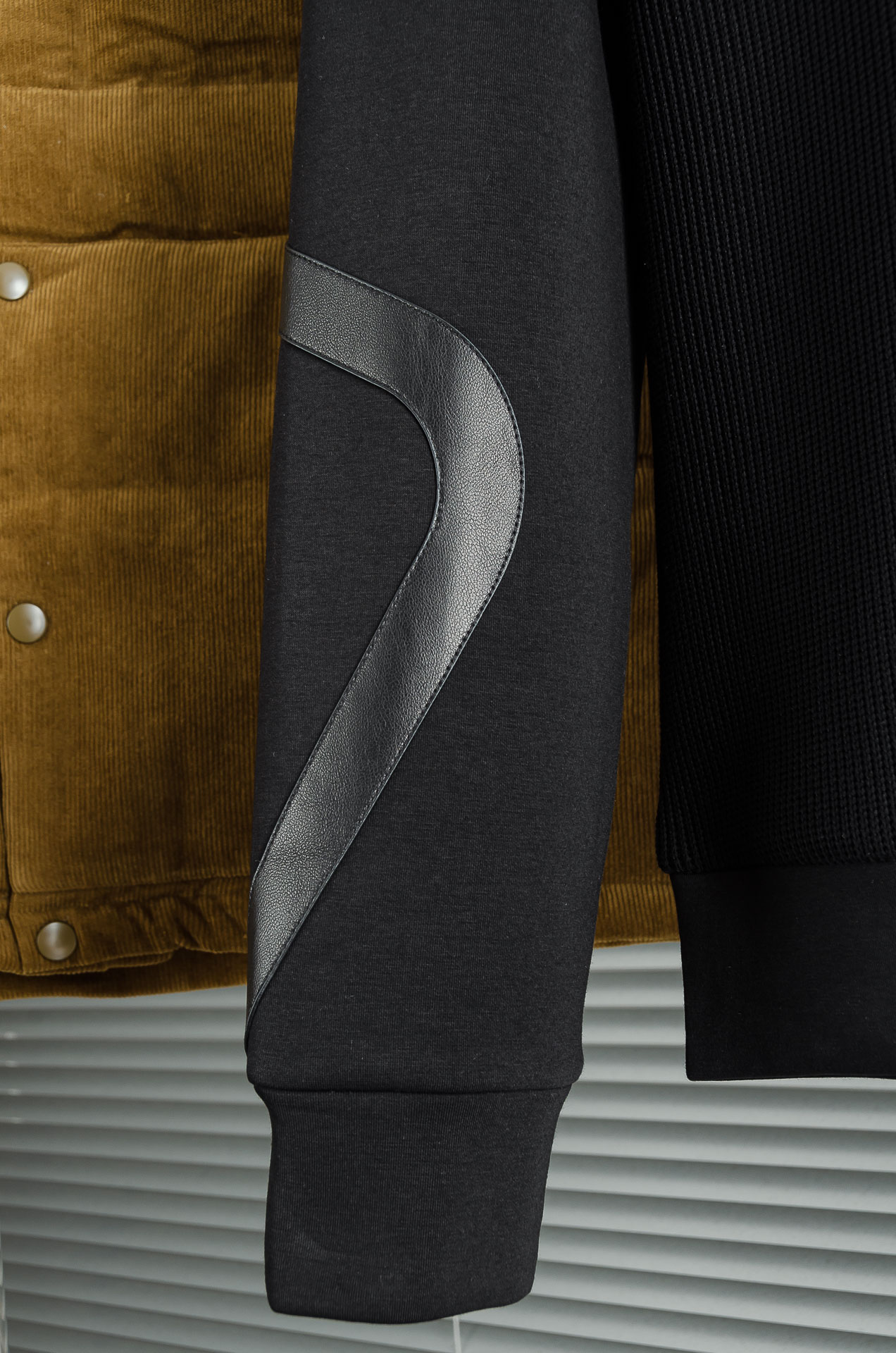 HERM*ES 爱马/仕25FW秋冬最新立领拉链卫衣，柔软太空棉面料+羊毛针织设计，简约又高级!袖部拼接