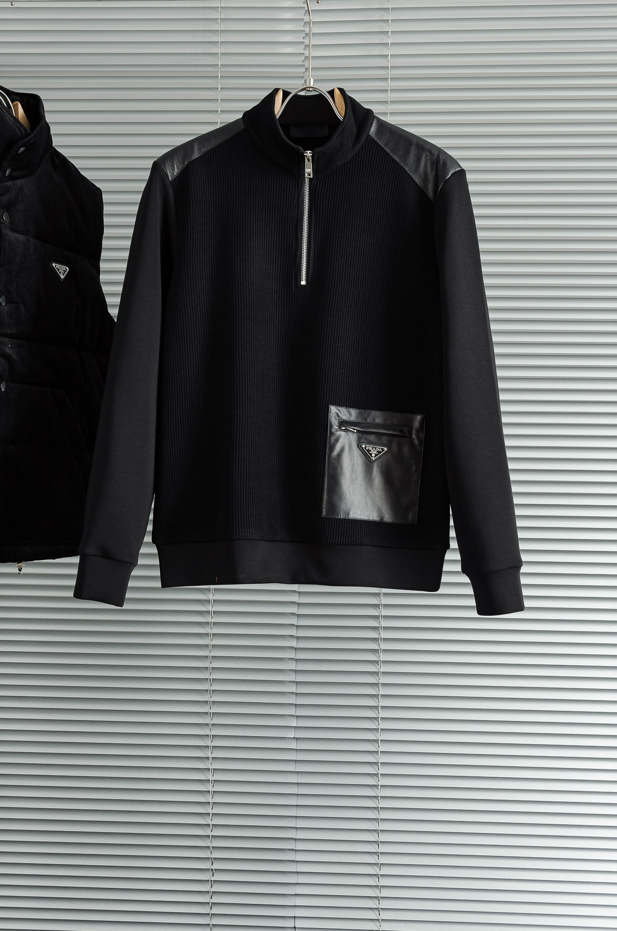 Prad*a普拉＊达25FW秋冬最新立领拉链卫衣，柔软太空棉面料+羊毛针织设计，简约又高级!下摆口袋三角