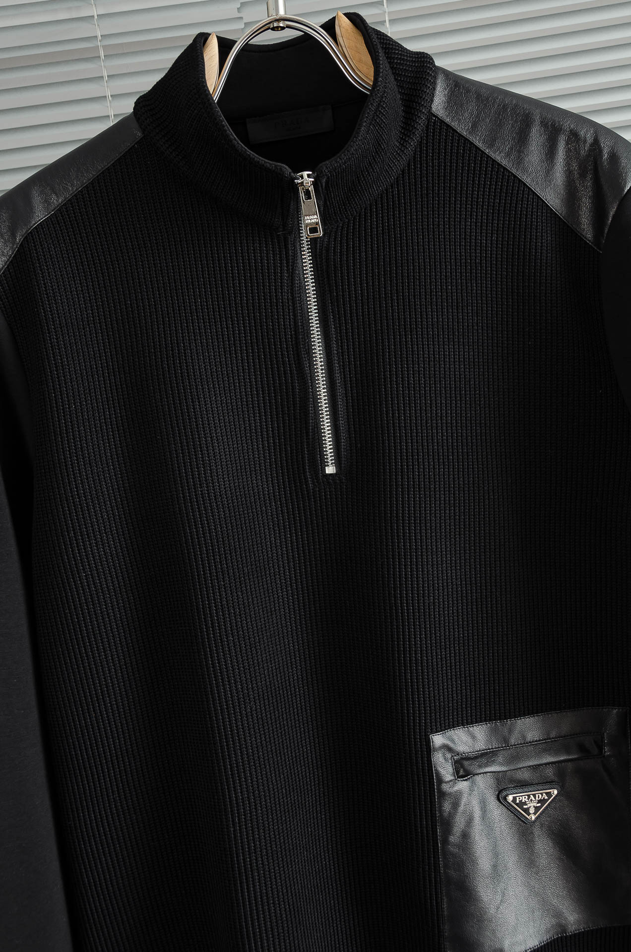 Prad*a普拉＊达25FW秋冬最新立领拉链卫衣，柔软太空棉面料+羊毛针织设计，简约又高级!下摆口袋三角
