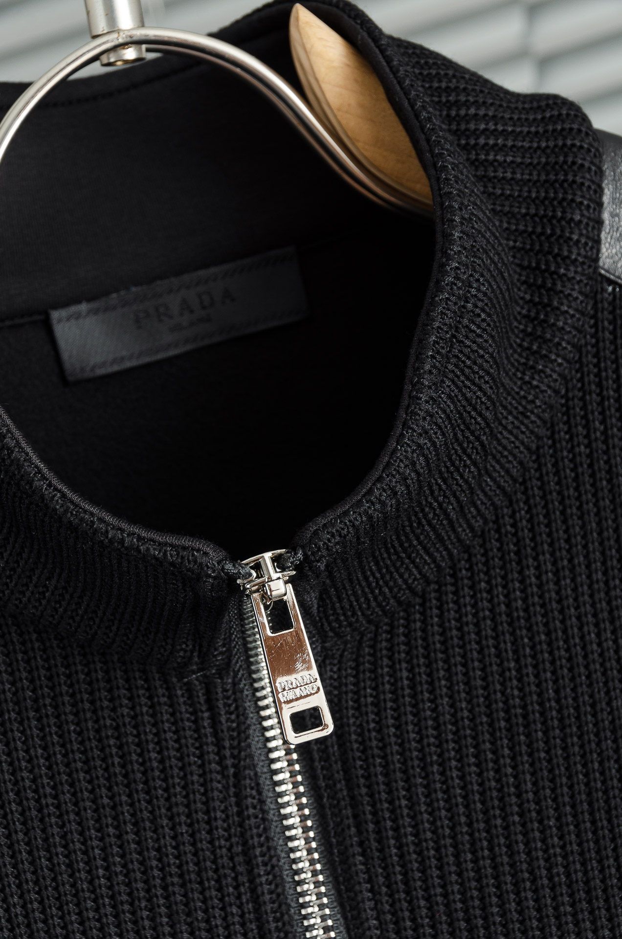 Prad*a普拉＊达25FW秋冬最新立领拉链卫衣，柔软太空棉面料+羊毛针织设计，简约又高级!下摆口袋三角