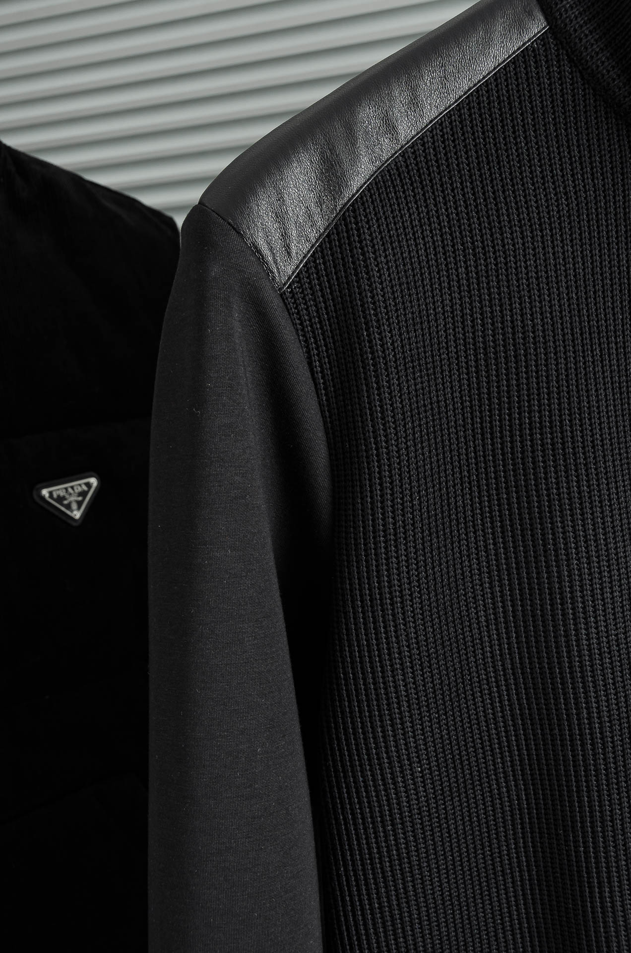 Prad*a普拉＊达25FW秋冬最新立领拉链卫衣，柔软太空棉面料+羊毛针织设计，简约又高级!下摆口袋三角