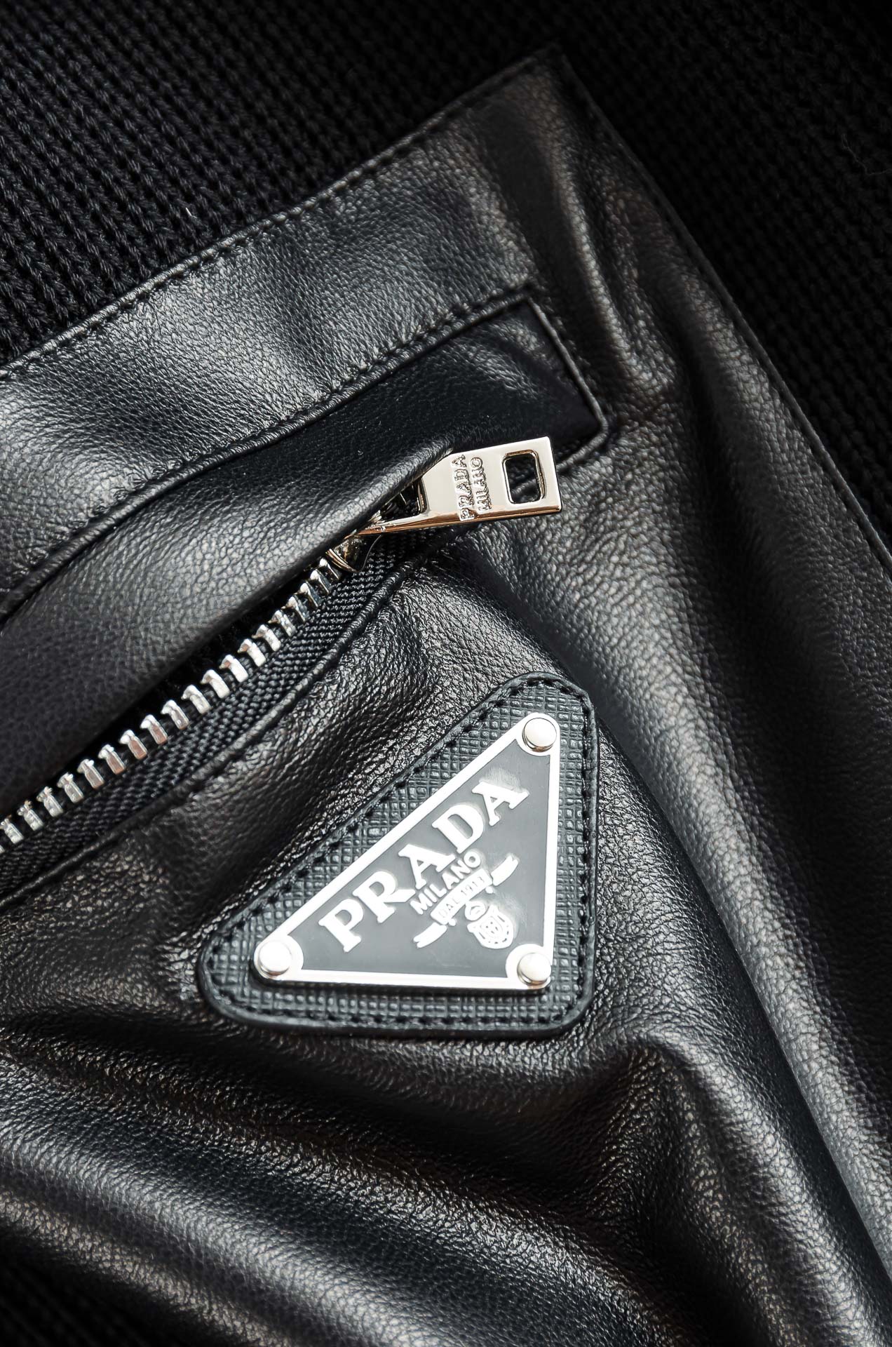 Prad*a普拉＊达25FW秋冬最新立领拉链卫衣，柔软太空棉面料+羊毛针织设计，简约又高级!下摆口袋三角