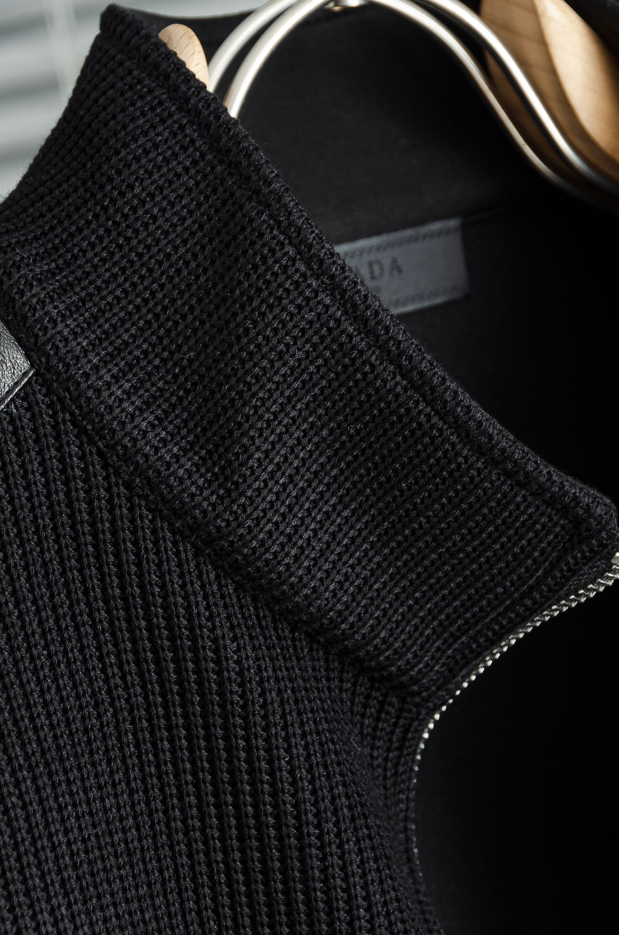 Prad*a普拉＊达25FW秋冬最新立领拉链卫衣，柔软太空棉面料+羊毛针织设计，简约又高级!下摆口袋三角