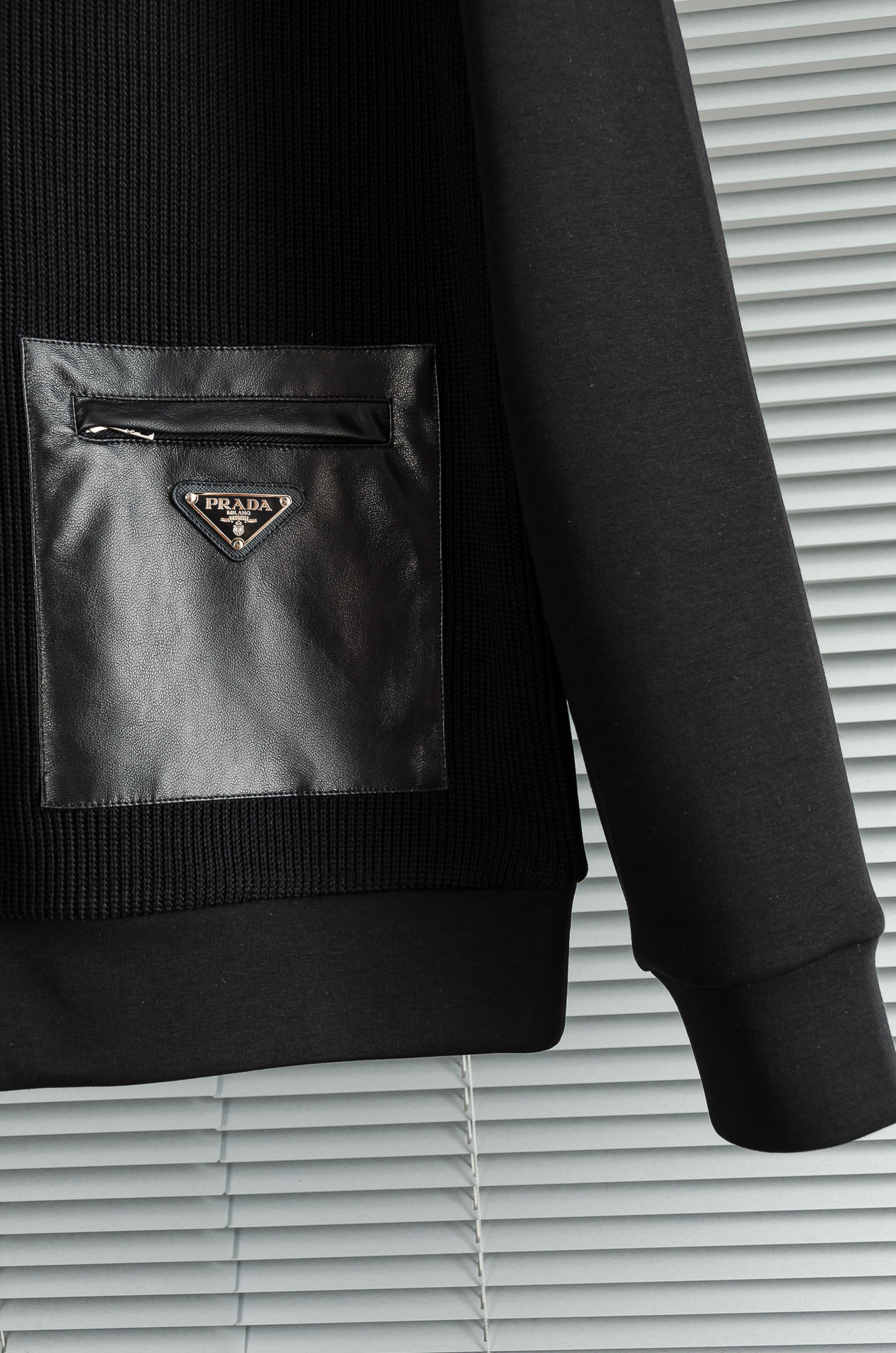 Prad*a普拉＊达25FW秋冬最新立领拉链卫衣，柔软太空棉面料+羊毛针织设计，简约又高级!下摆口袋三角