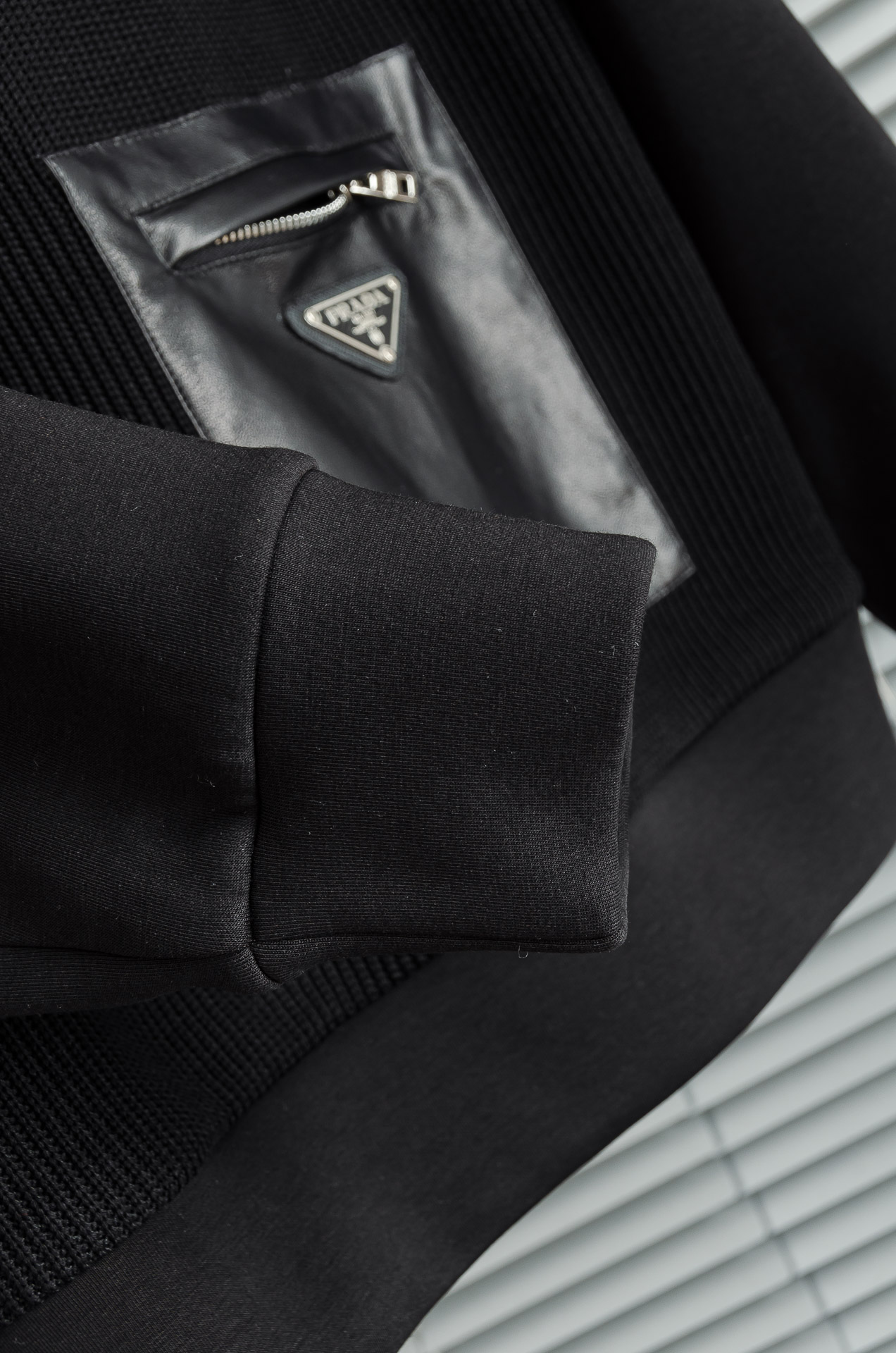 Prad*a普拉＊达25FW秋冬最新立领拉链卫衣，柔软太空棉面料+羊毛针织设计，简约又高级!下摆口袋三角