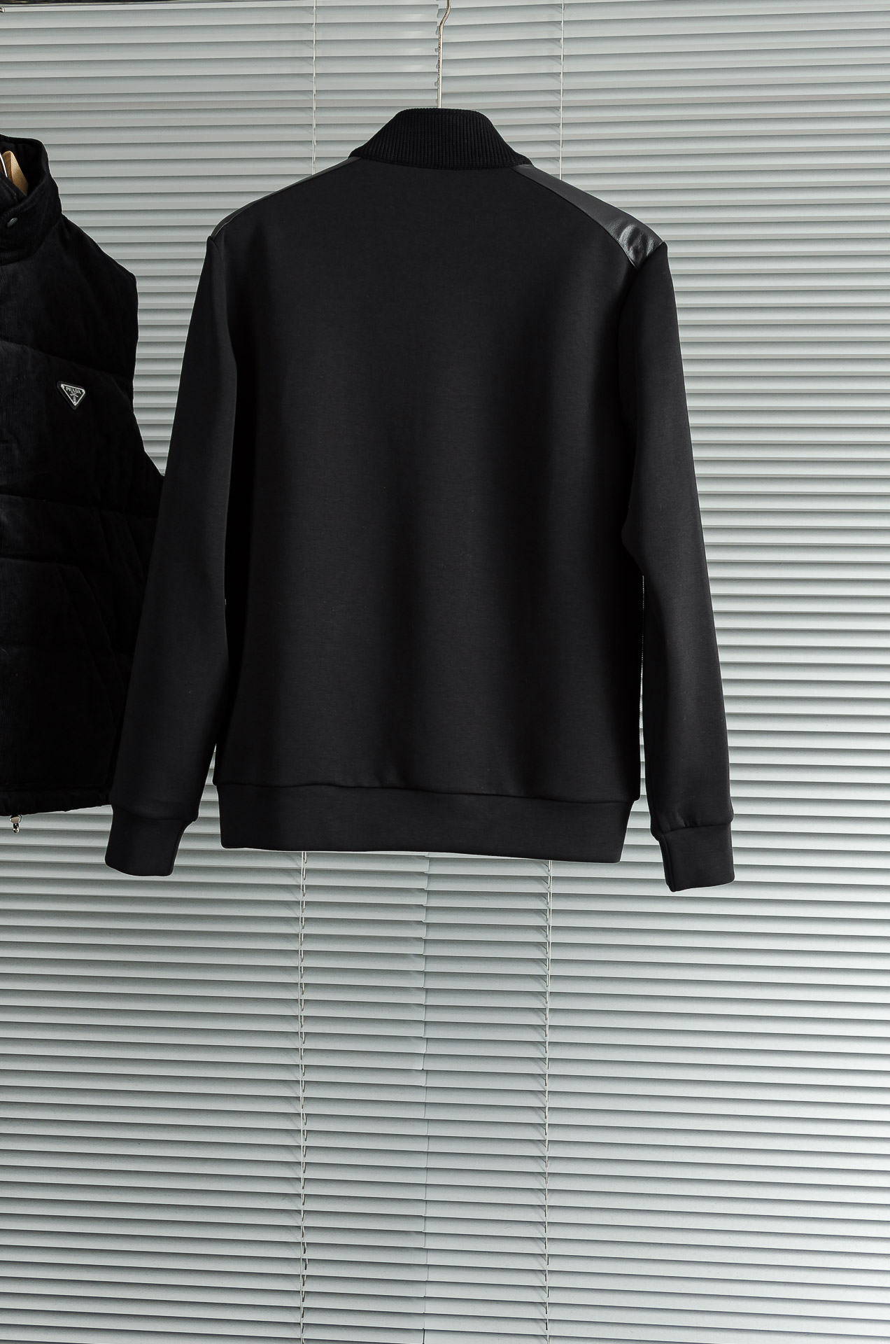 Prad*a普拉＊达25FW秋冬最新立领拉链卫衣，柔软太空棉面料+羊毛针织设计，简约又高级!下摆口袋三角