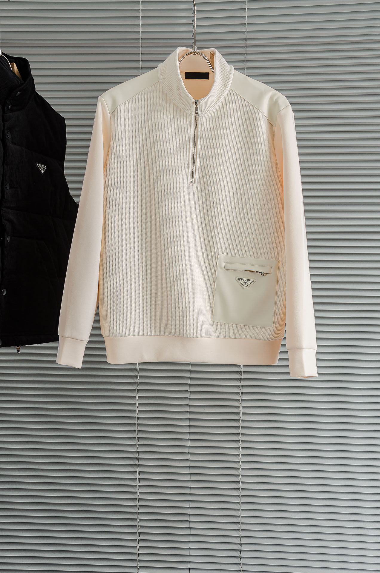 Prad*a普拉＊达25FW秋冬最新立领拉链卫衣，柔软太空棉面料+羊毛针织设计，简约又高级!下摆口袋三角