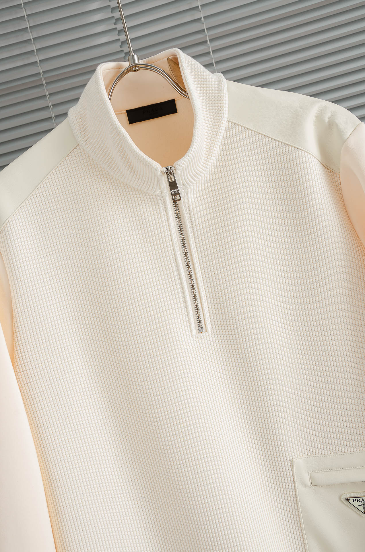 Prad*a普拉＊达25FW秋冬最新立领拉链卫衣，柔软太空棉面料+羊毛针织设计，简约又高级!下摆口袋三角