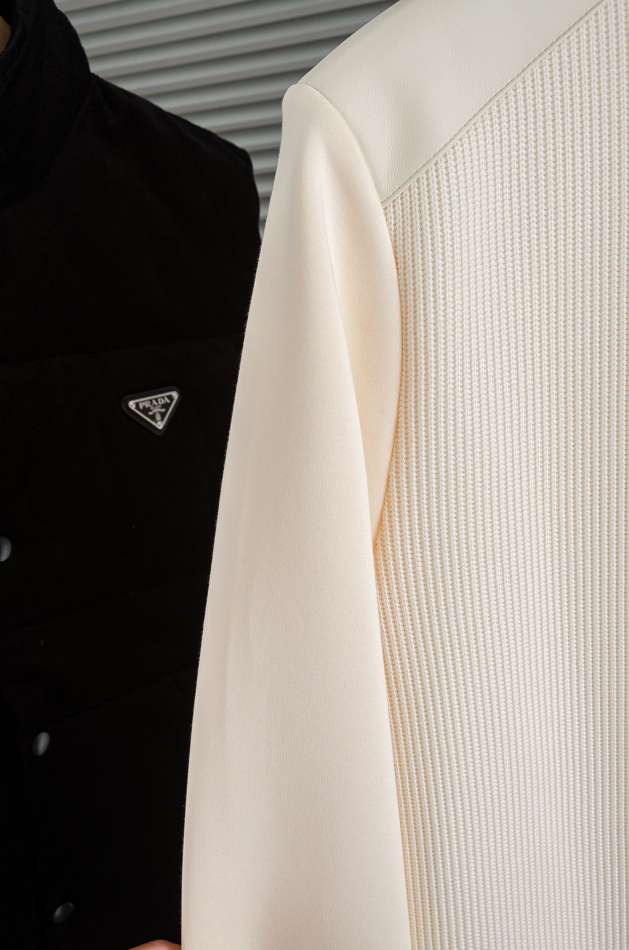 Prad*a普拉＊达25FW秋冬最新立领拉链卫衣，柔软太空棉面料+羊毛针织设计，简约又高级!下摆口袋三角