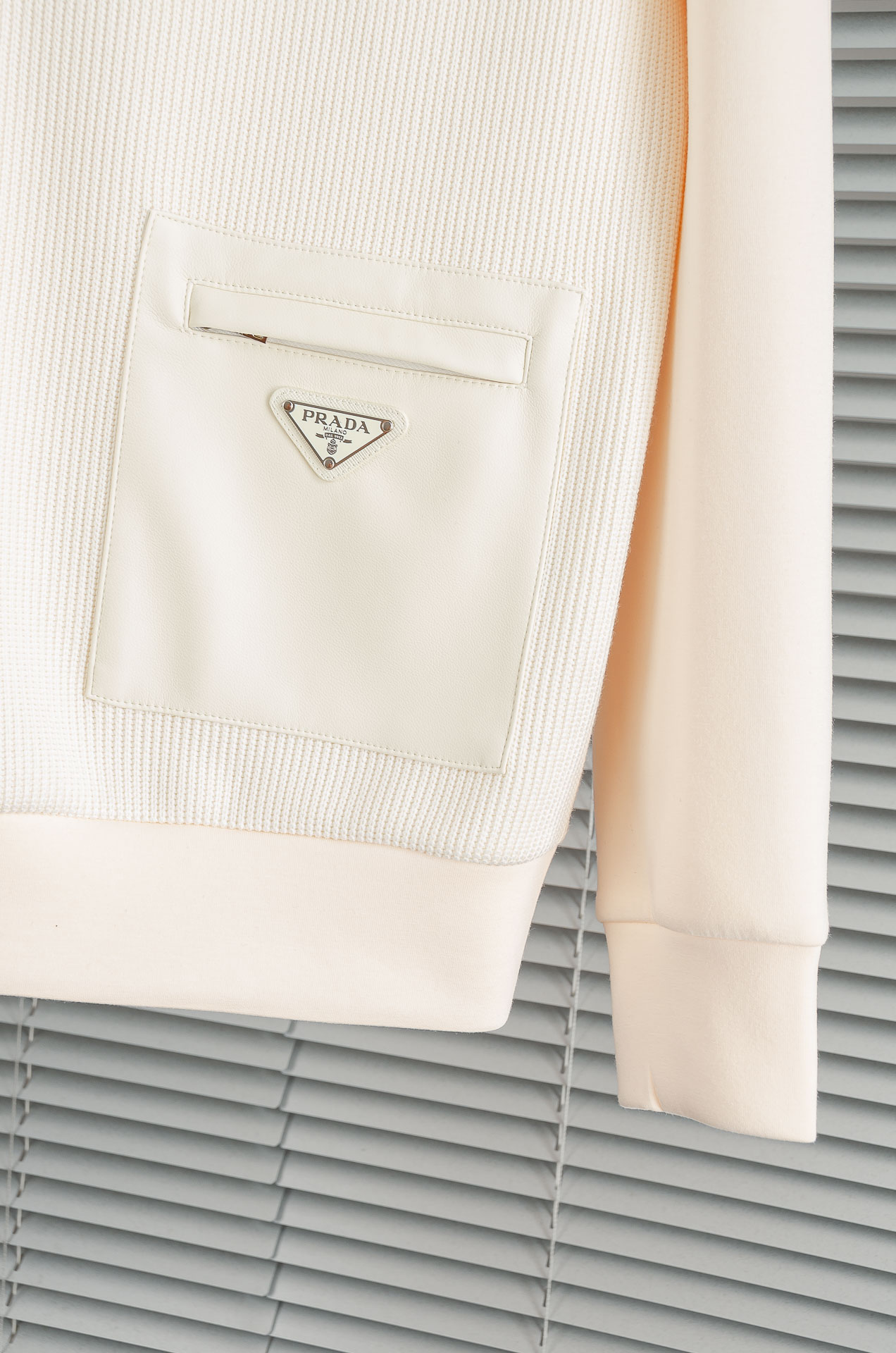 Prad*a普拉＊达25FW秋冬最新立领拉链卫衣，柔软太空棉面料+羊毛针织设计，简约又高级!下摆口袋三角