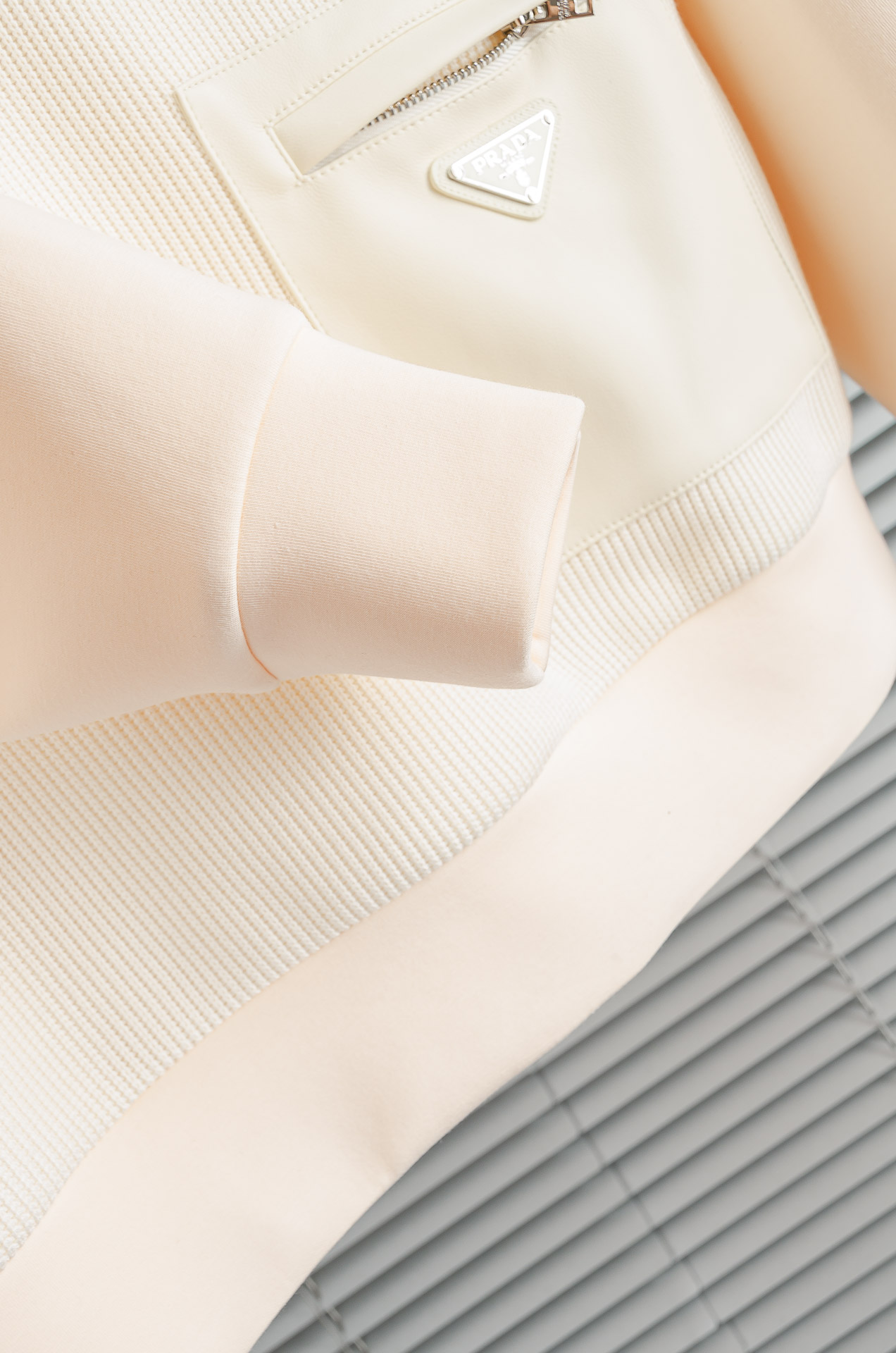 Prad*a普拉＊达25FW秋冬最新立领拉链卫衣，柔软太空棉面料+羊毛针织设计，简约又高级!下摆口袋三角