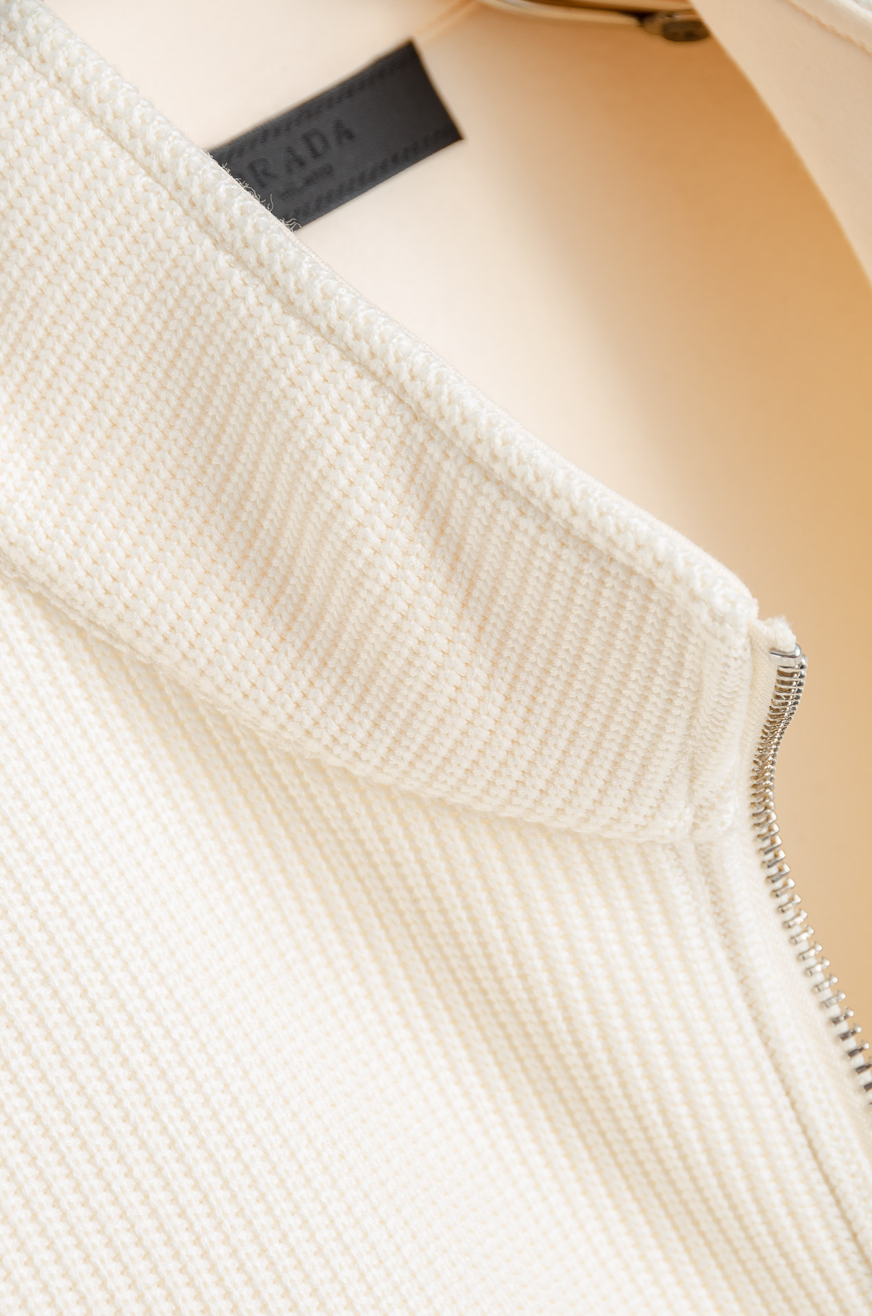 Prad*a普拉＊达25FW秋冬最新立领拉链卫衣，柔软太空棉面料+羊毛针织设计，简约又高级!下摆口袋三角