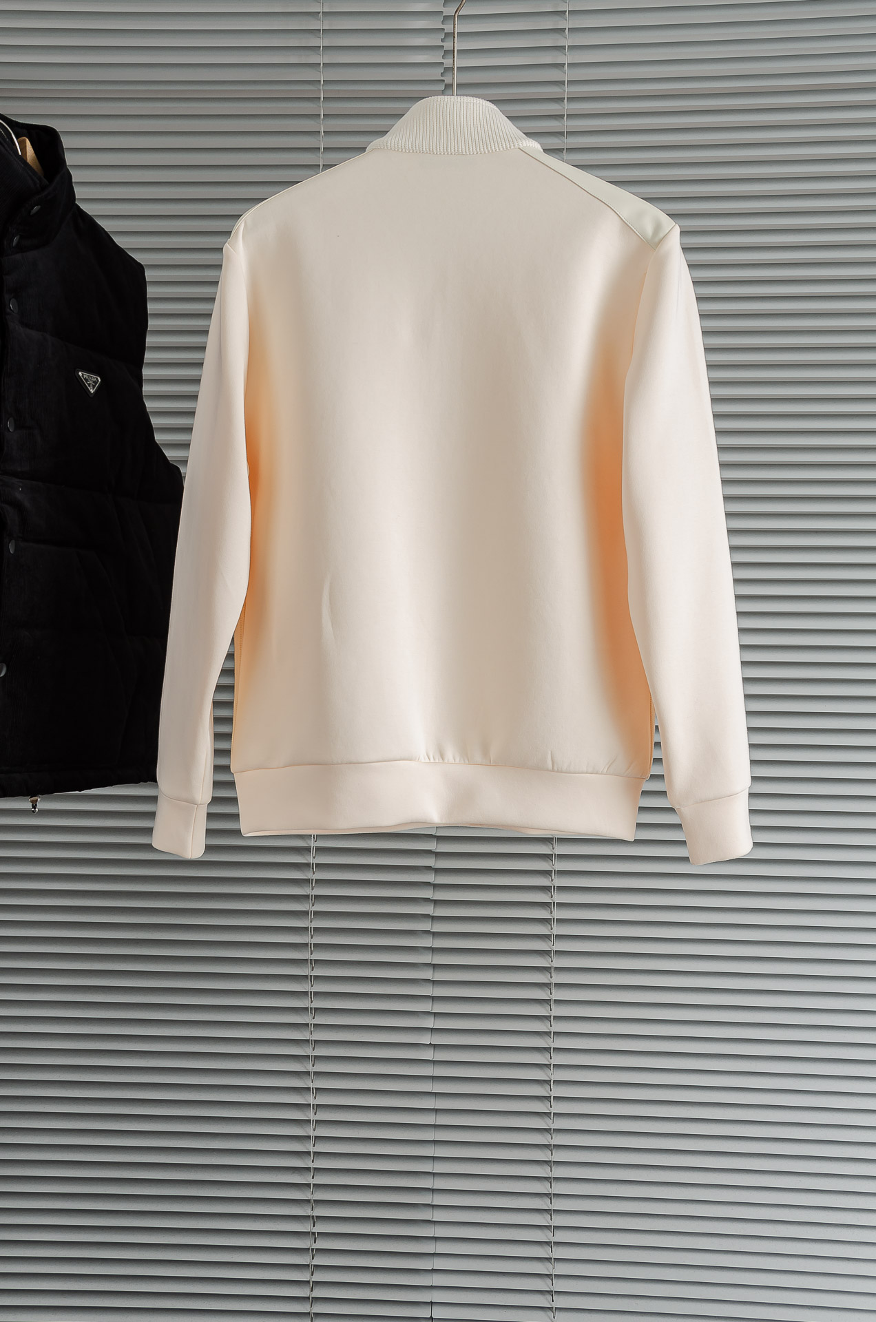 Prad*a普拉＊达25FW秋冬最新立领拉链卫衣，柔软太空棉面料+羊毛针织设计，简约又高级!下摆口袋三角