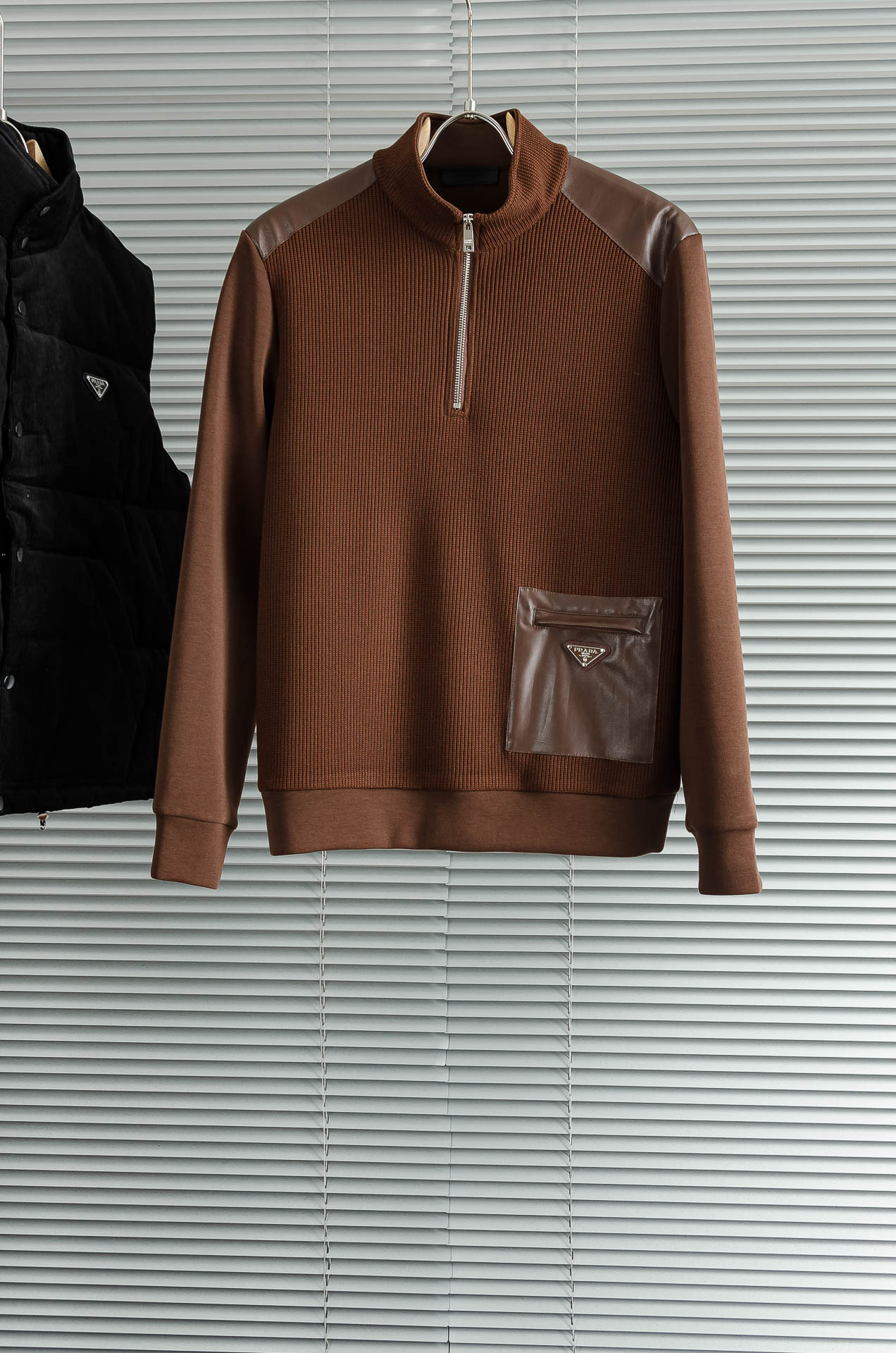Prad*a普拉＊达25FW秋冬最新立领拉链卫衣，柔软太空棉面料+羊毛针织设计，简约又高级!下摆口袋三角