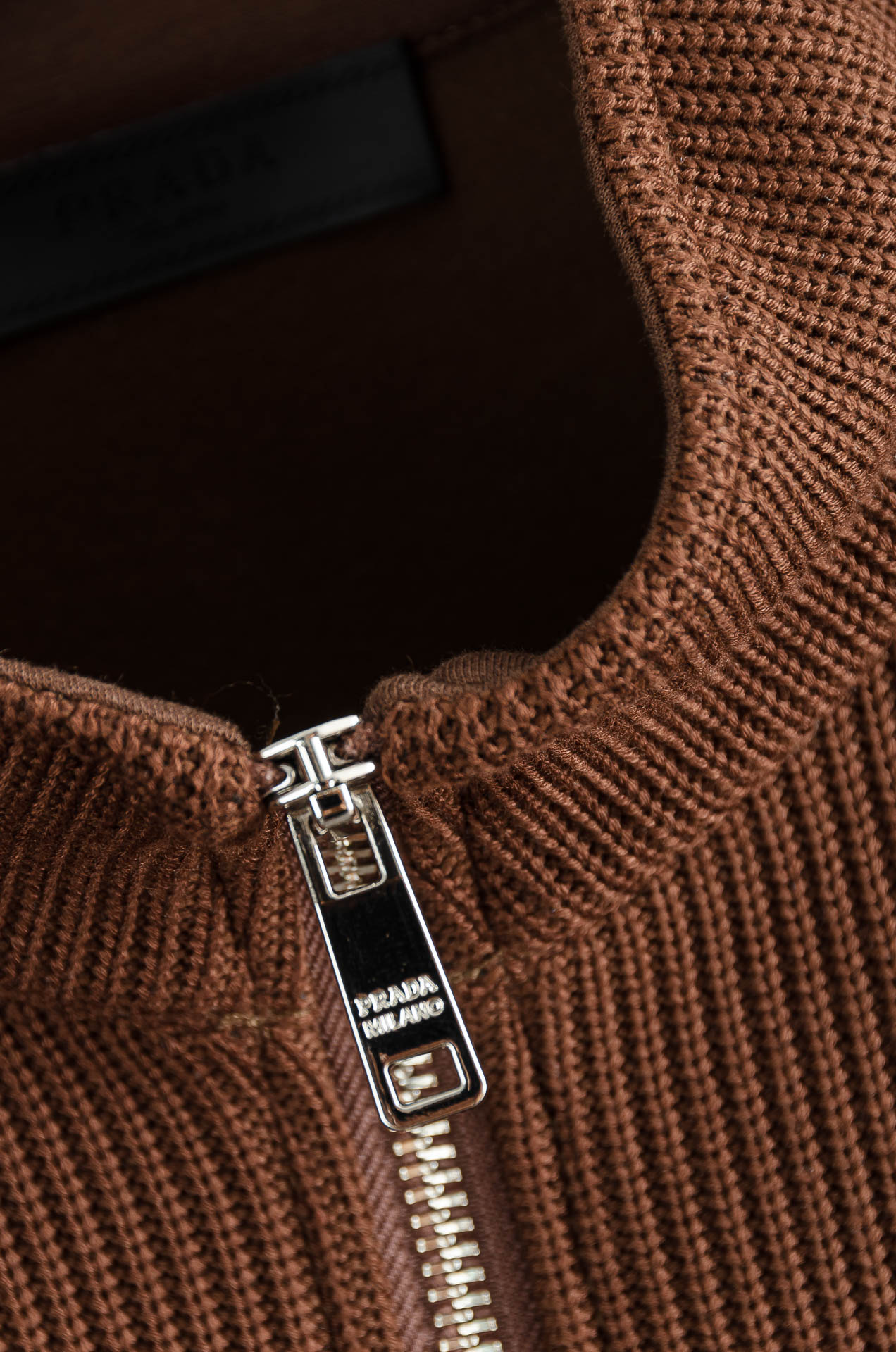 Prad*a普拉＊达25FW秋冬最新立领拉链卫衣，柔软太空棉面料+羊毛针织设计，简约又高级!下摆口袋三角
