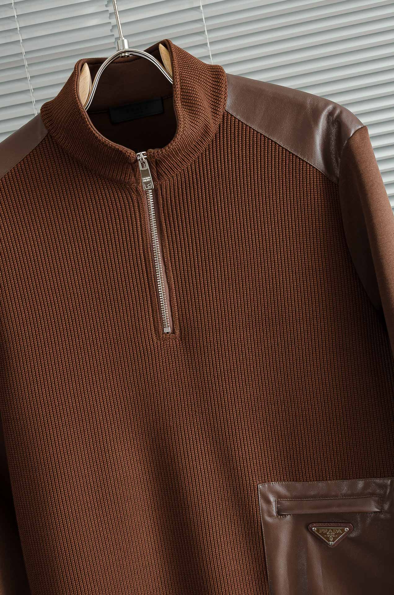 Prad*a普拉＊达25FW秋冬最新立领拉链卫衣，柔软太空棉面料+羊毛针织设计，简约又高级!下摆口袋三角
